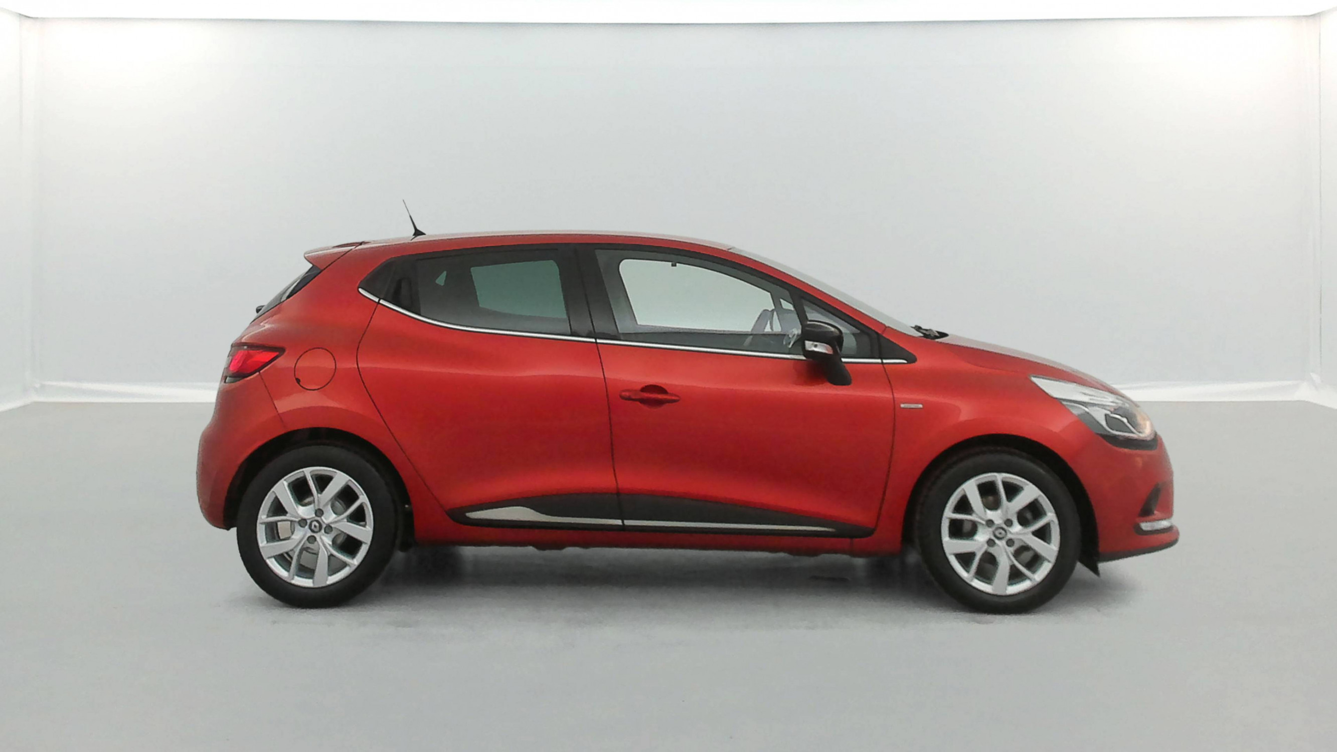 Vente en ligne Renault Clio 4 Clio TCe 90 E6C au prix de 11 790 €