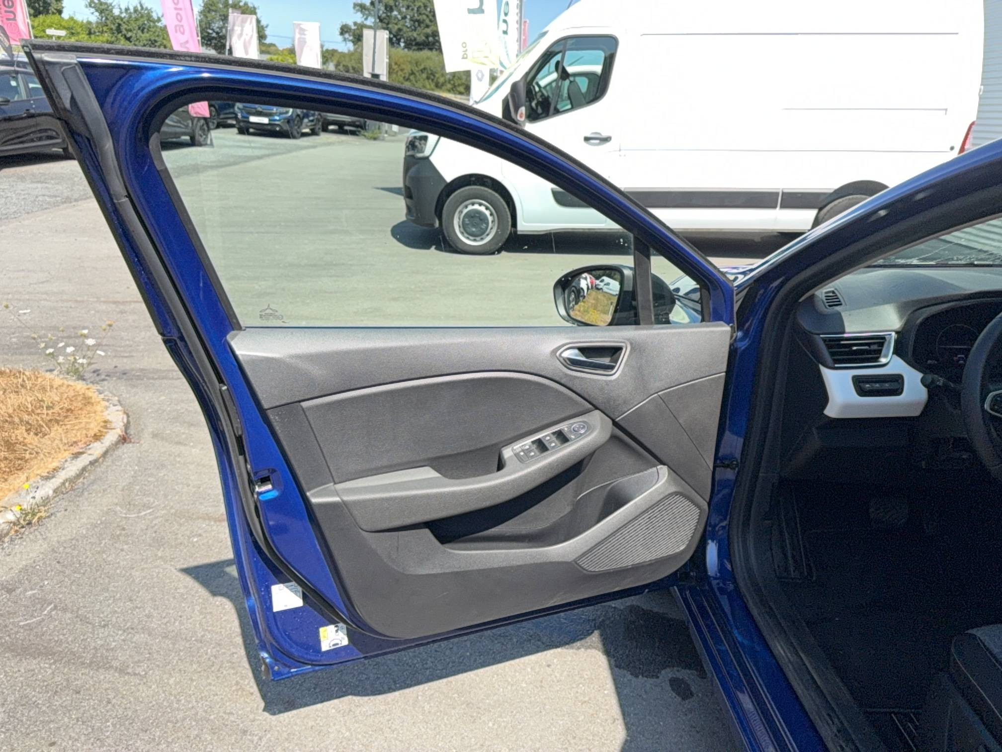 Vente en ligne Renault Clio 5 Clio E-Tech full hybrid 145 au prix de 15 990 €
