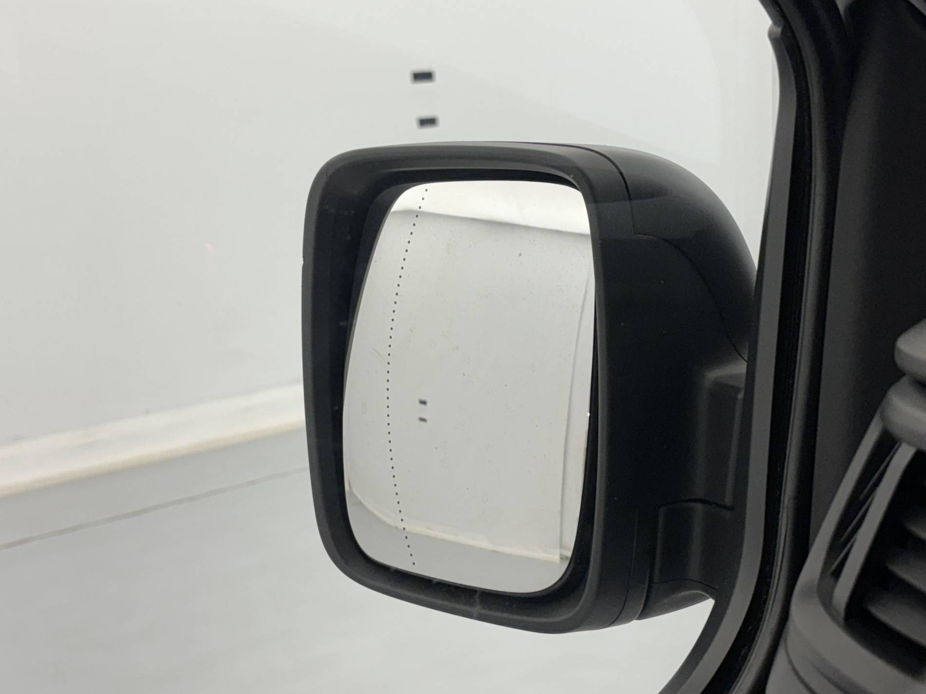 Vente en ligne Renault Trafic 3 Fourgon TRAFIC FG BLUE DCI 130 L1H1 3T GSR2 au prix de 22 900 €