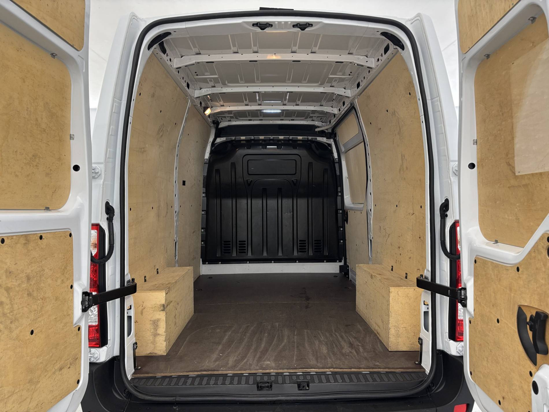 Vente en ligne Renault Master Fourgon MASTER FGN TRAC F3500 L2H2 BLUE DCI 135 au prix de 24 990 €