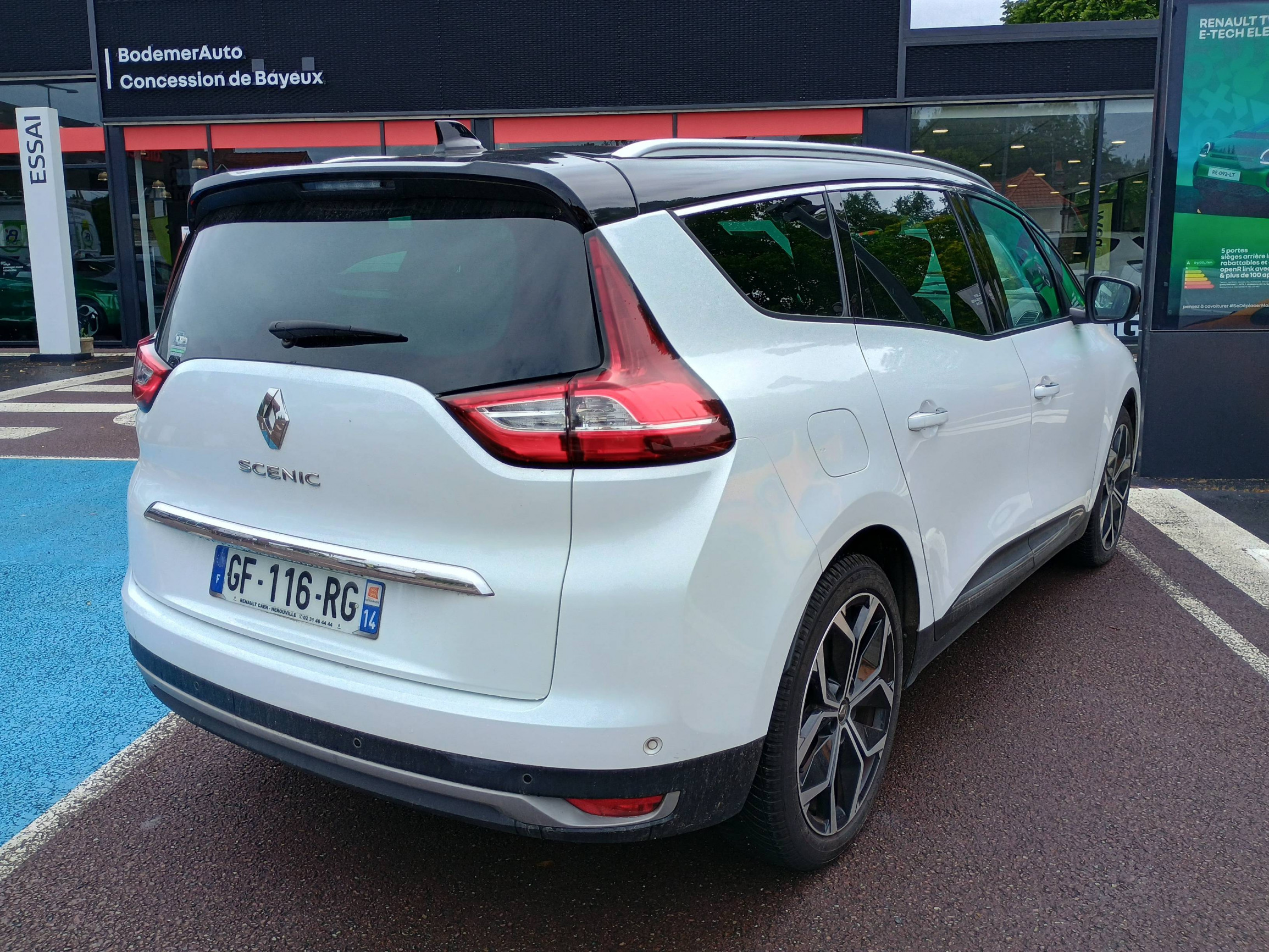 Vente en ligne Renault Grand Scenic 4 Grand Scenic TCe 140 EDC au prix de 22 590 €