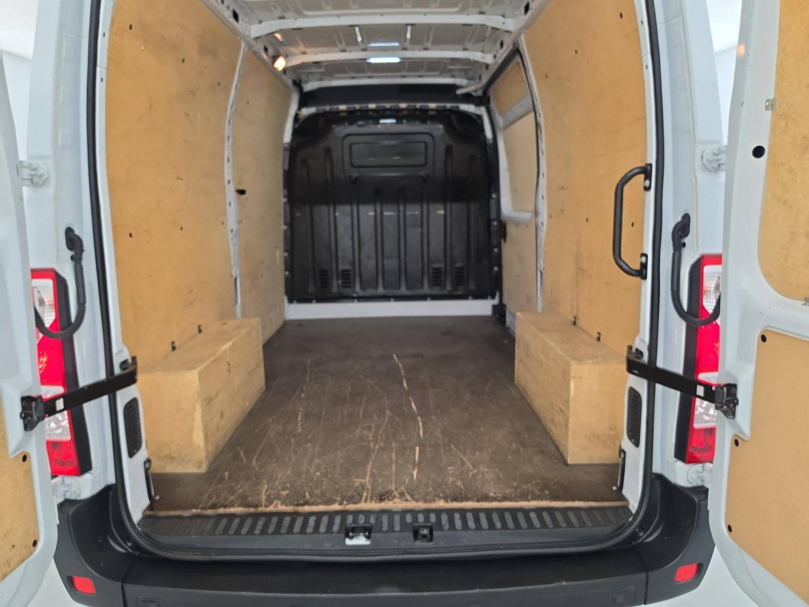 Vente en ligne Renault Master Fourgon MASTER FGN TRAC F3500 L2H2 BLUE DCI 135 au prix de 20 980 €