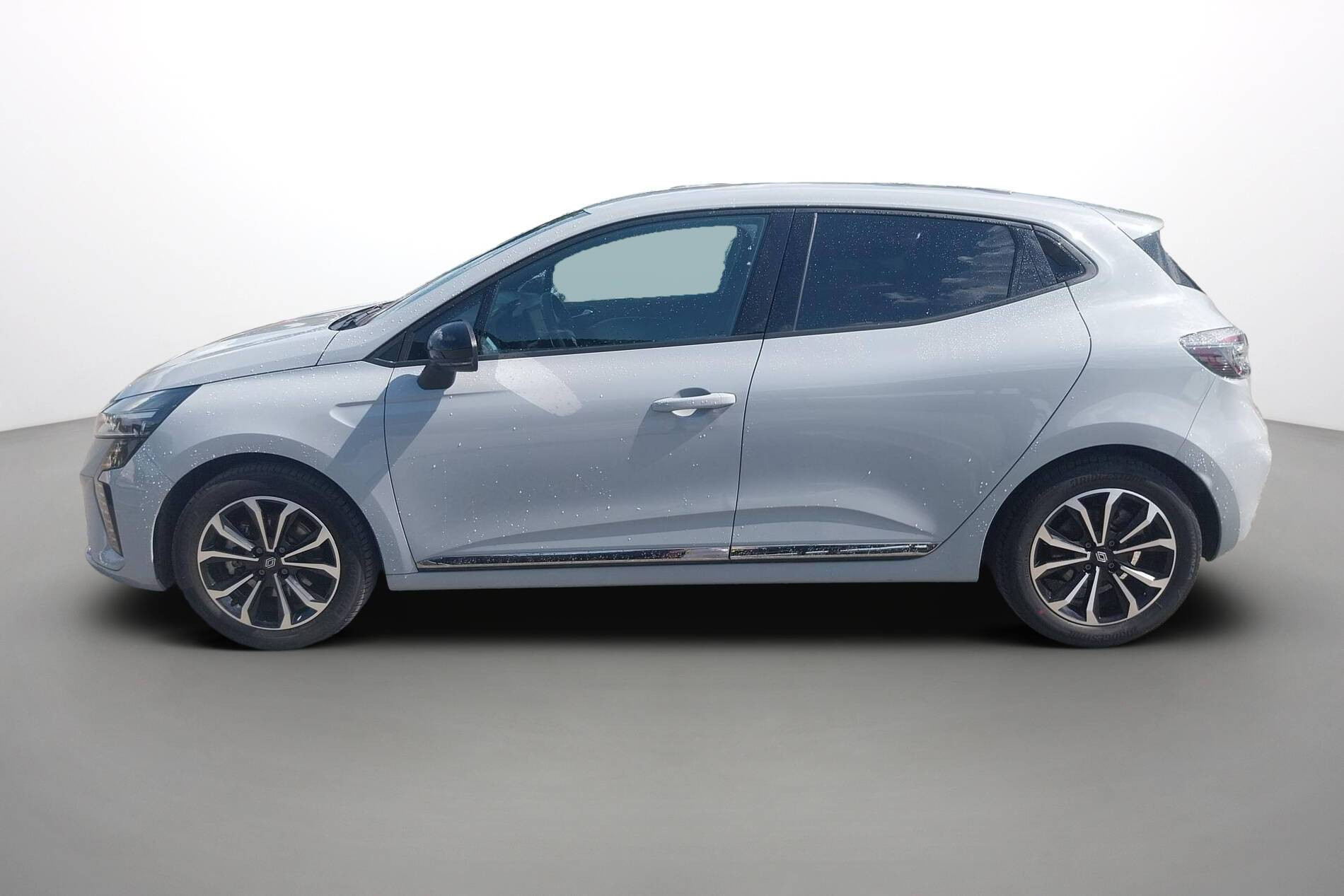 Vente en ligne Renault Clio 5 Clio E-Tech full hybrid 145 au prix de 17 990 €