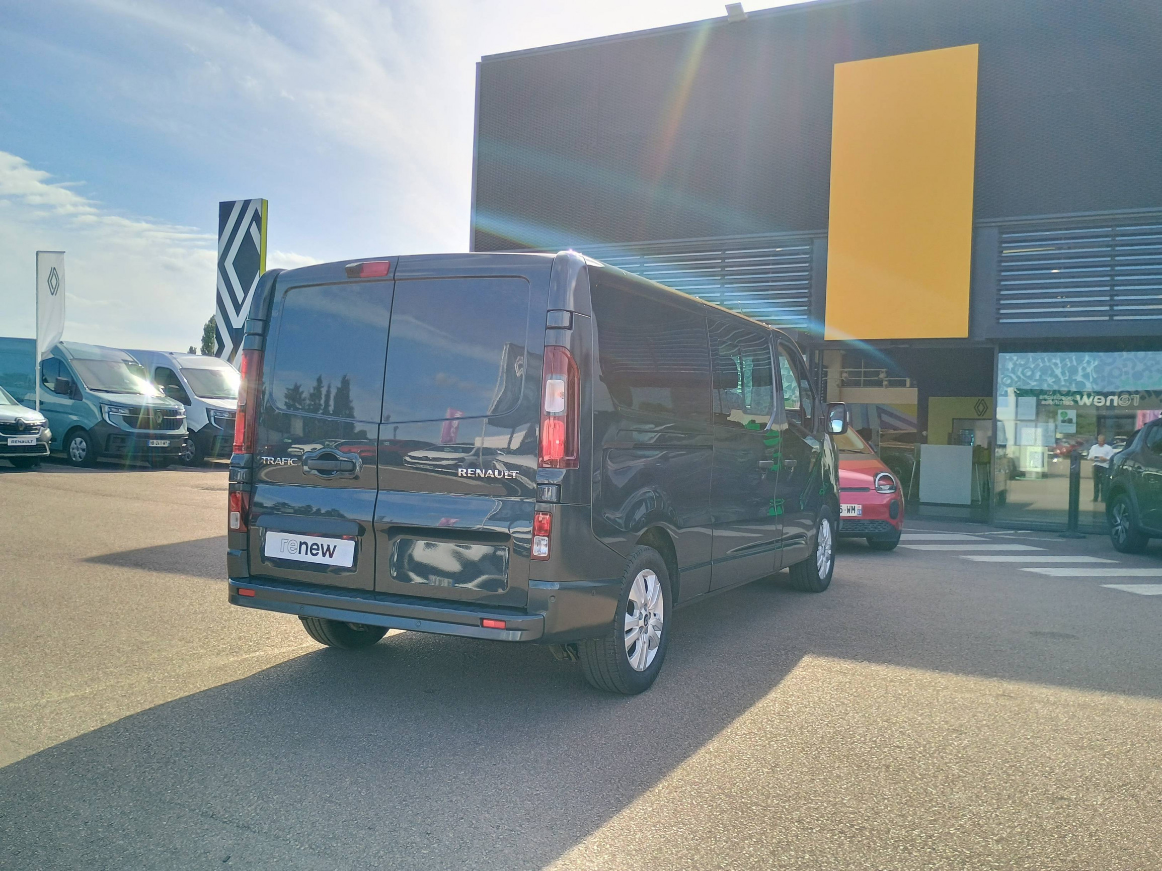 Vente en ligne Renault Trafic Cabine Approfondie TRAFIC CA L2H1 3T BLUE DCI 170 AUTO au prix de 37 991 €