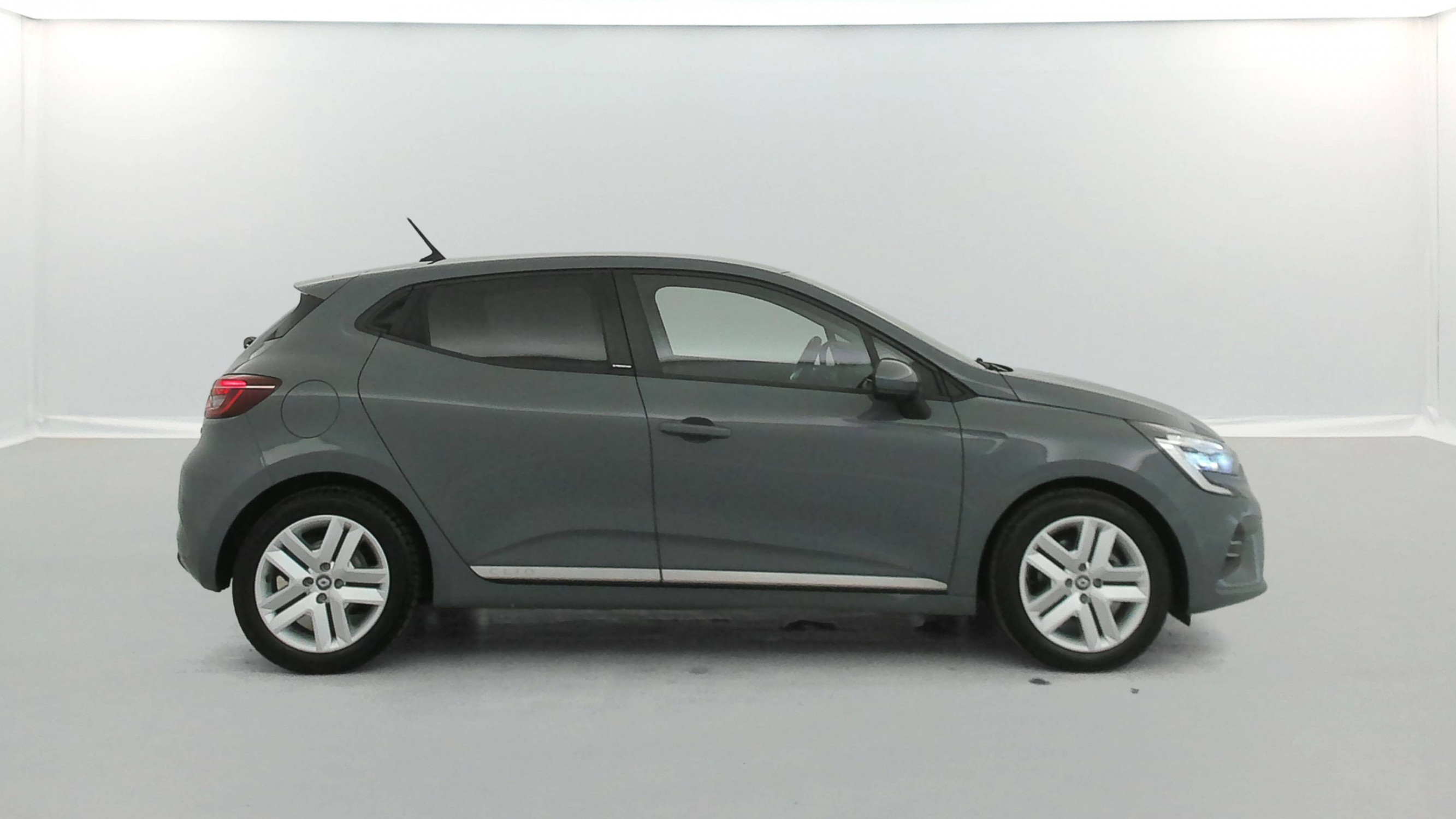 Vente en ligne Renault Clio 5 Clio E-Tech 140 - 21 au prix de 12 890 €