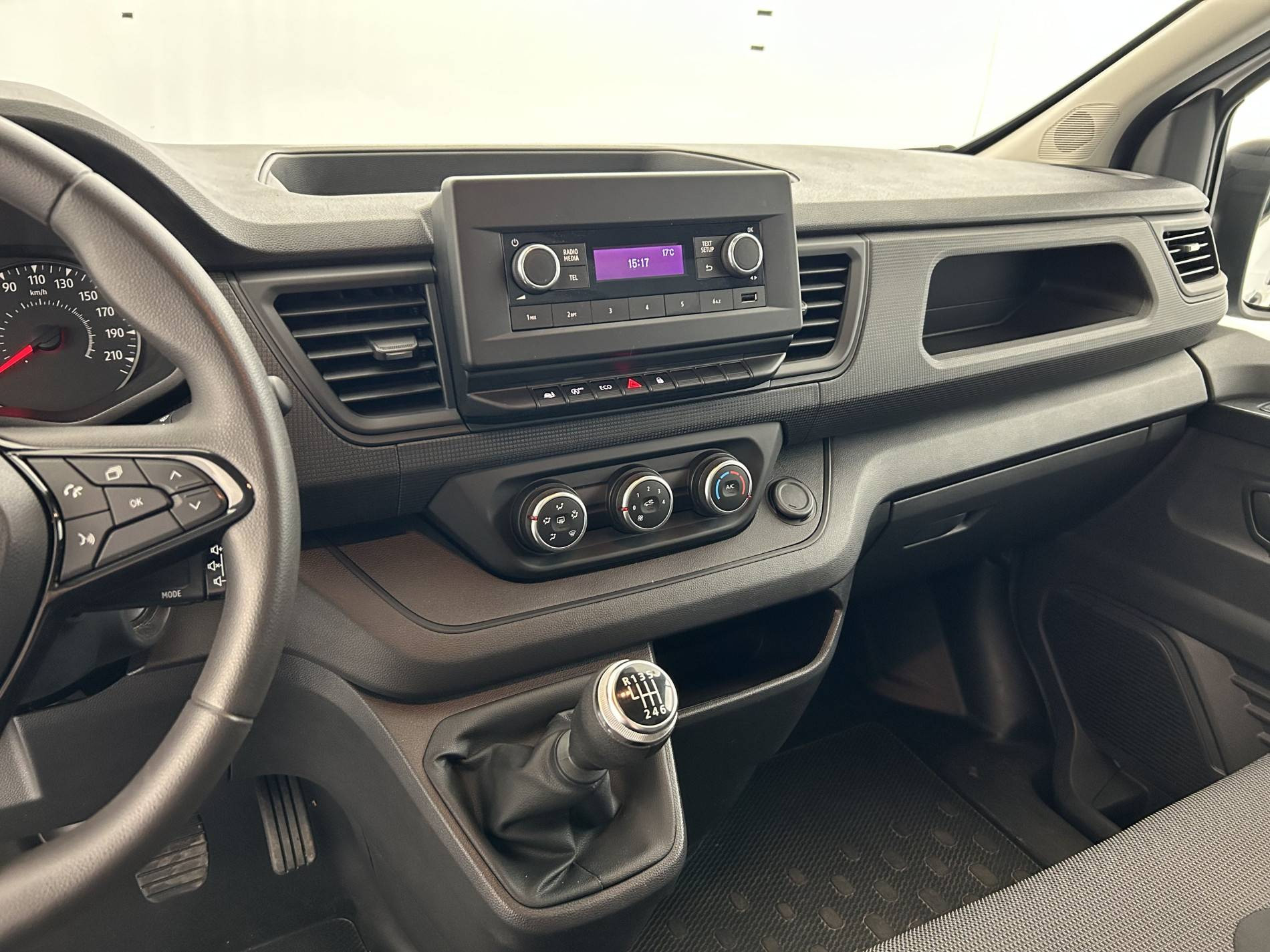 Vente en ligne Renault Trafic 3 Fourgon TRAFIC FG BLUE DCI 130 L1H1 3T GSR2 au prix de 23 990 €