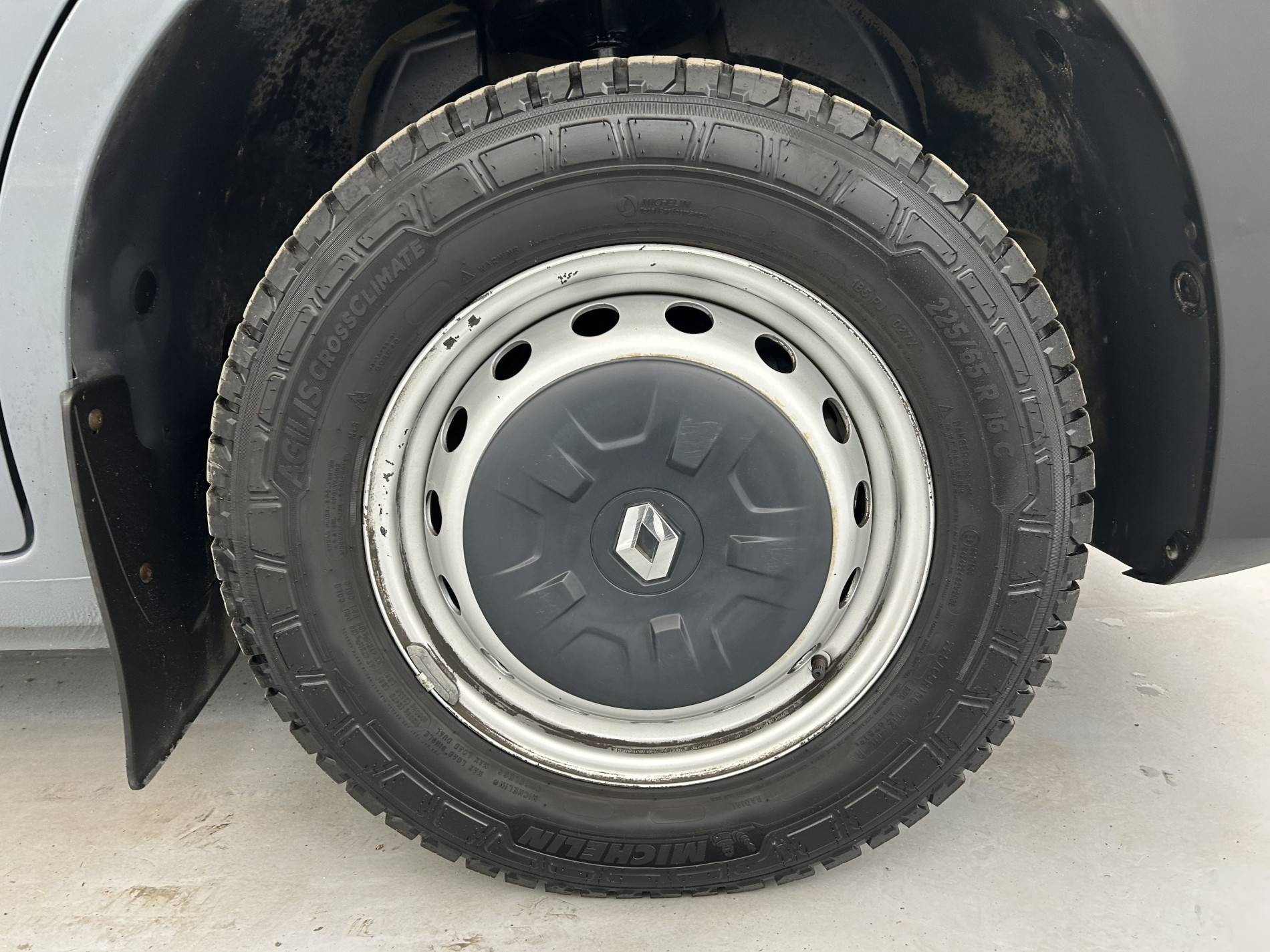 Vente en ligne Renault Master Fourgon MASTER FGN TRAC F3500 L2H2 DCI 135 au prix de 18 999 €