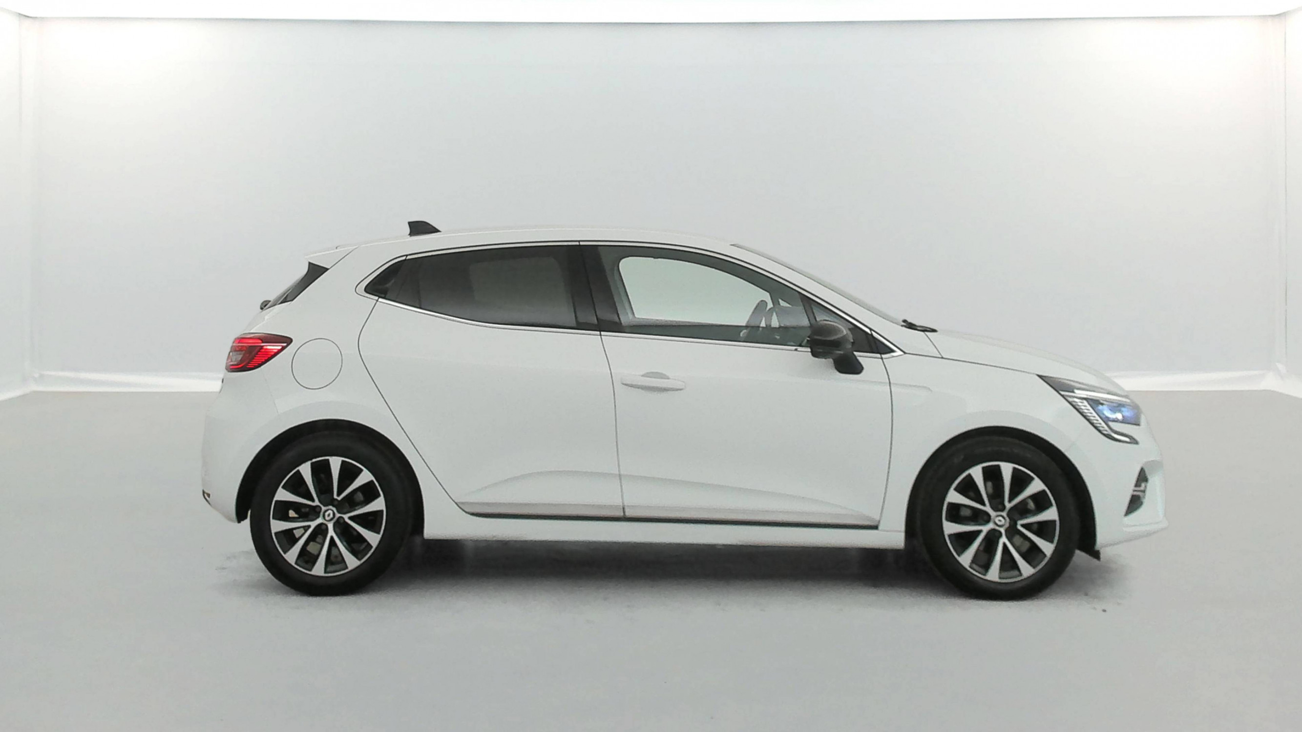 Vente en ligne Renault Clio 5 Clio E-Tech full hybrid 145 au prix de 16 990 €