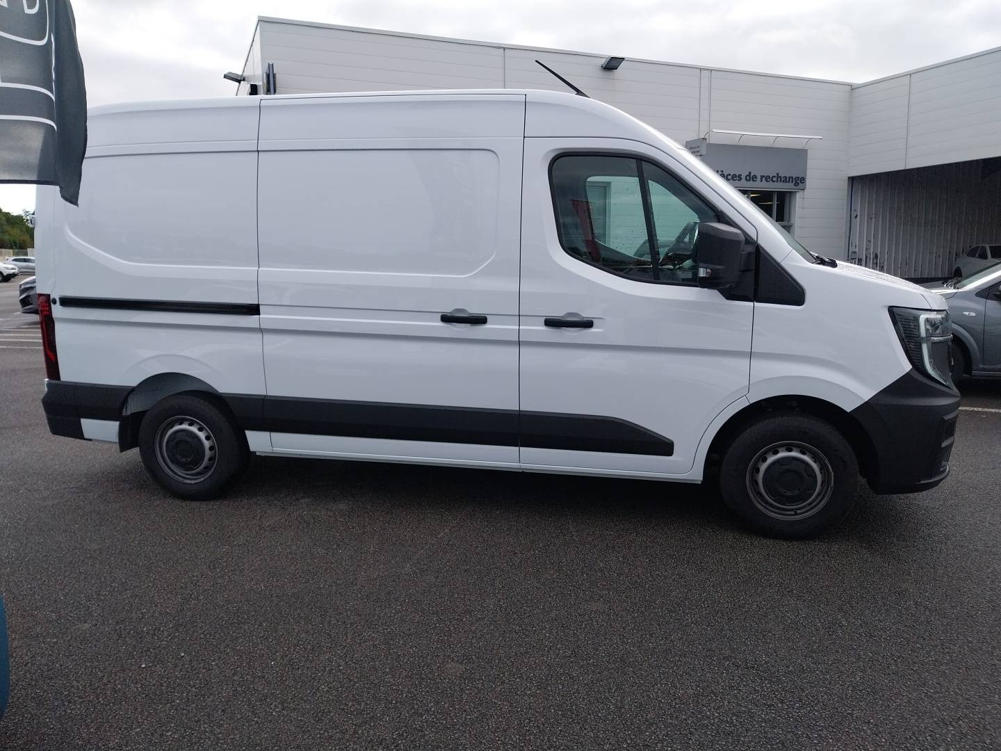 Vente en ligne Renault Master Fourgon MASTER FG BLUE DCI 130 L2H2 3T5 TR au prix de 30 990 €