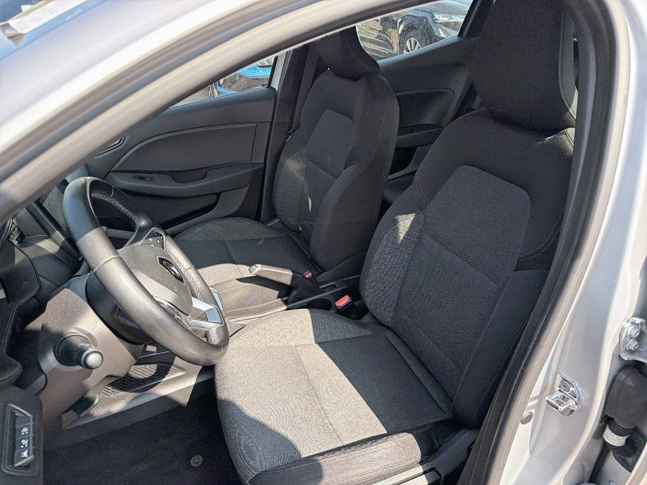 Vente en ligne Renault Clio 5 Clio E-Tech 140 - 21N au prix de 13 990 €