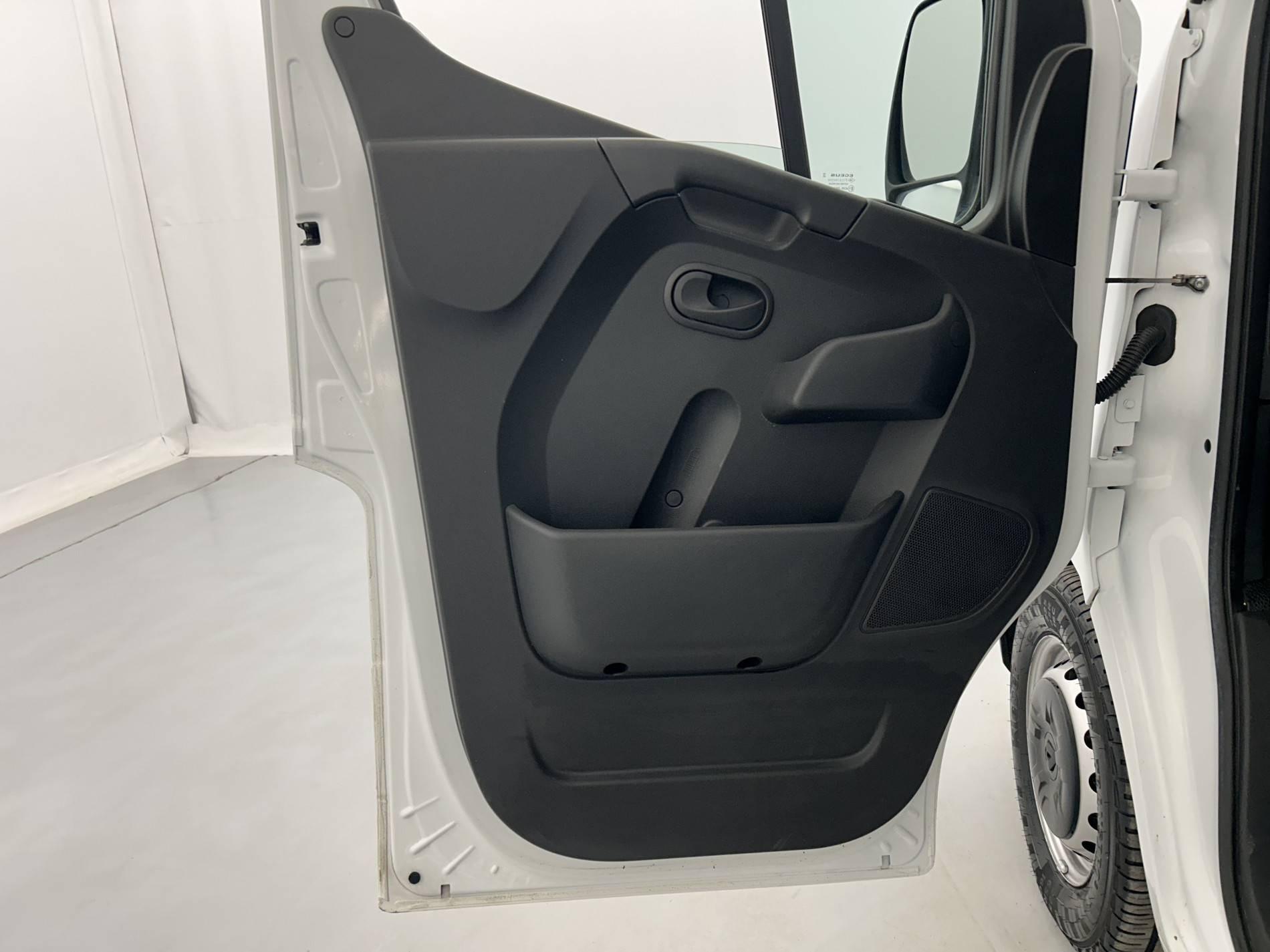 Vente en ligne Renault Master Fourgon MASTER FGN TRAC F3500 L2H2 BLUE DCI 135 au prix de 23 990 €