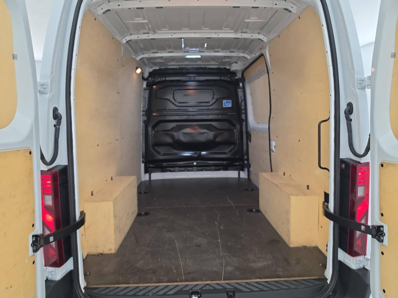 Vente en ligne Renault Master Fourgon MASTER FG BLUE DCI 130 L2H2 3T5 TR au prix de 31 490 €