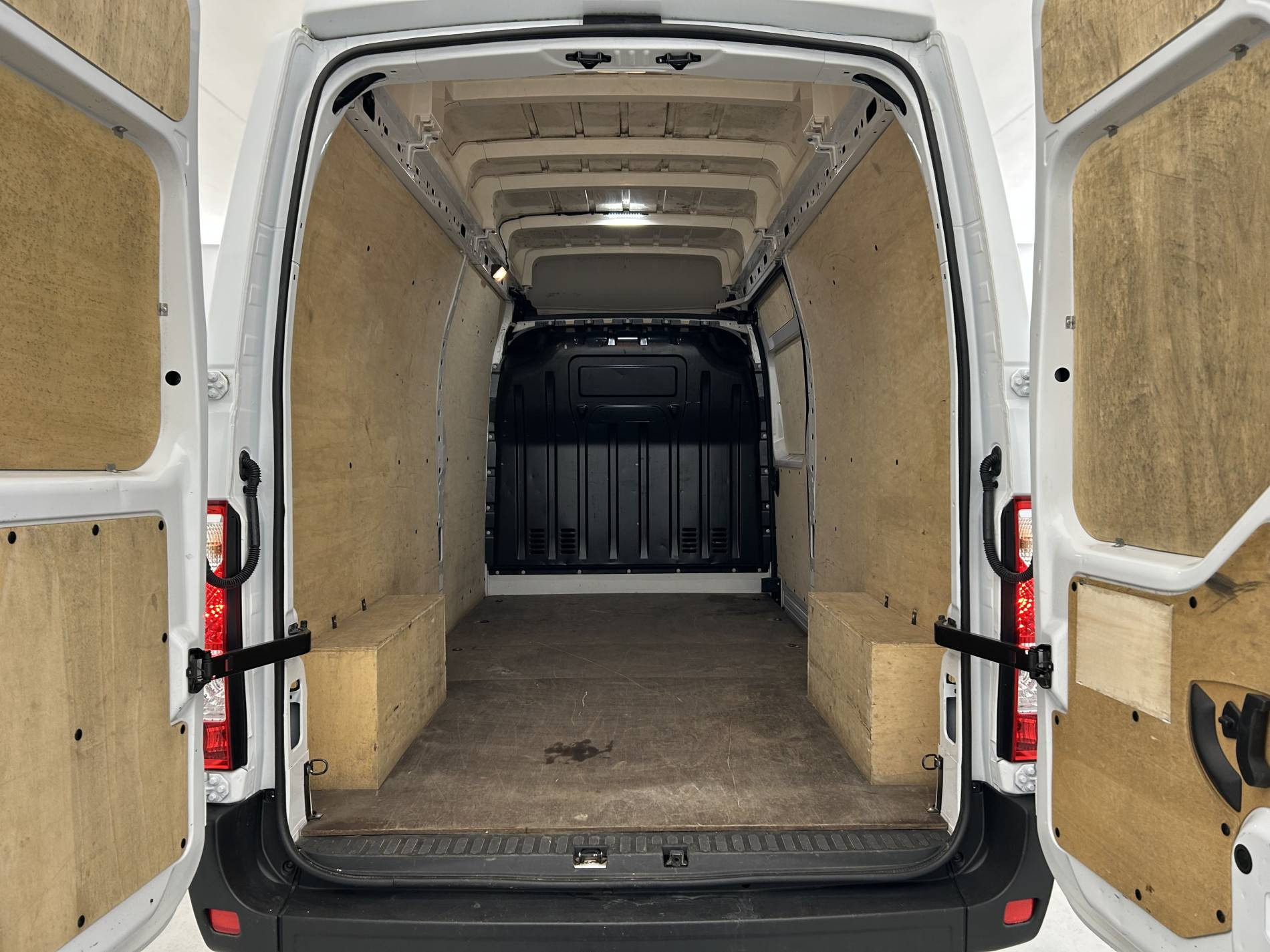 Vente en ligne Renault Master Fourgon MASTER FGN TRAC F3500 L3H3 BLUE DCI 135 au prix de 26 490 €