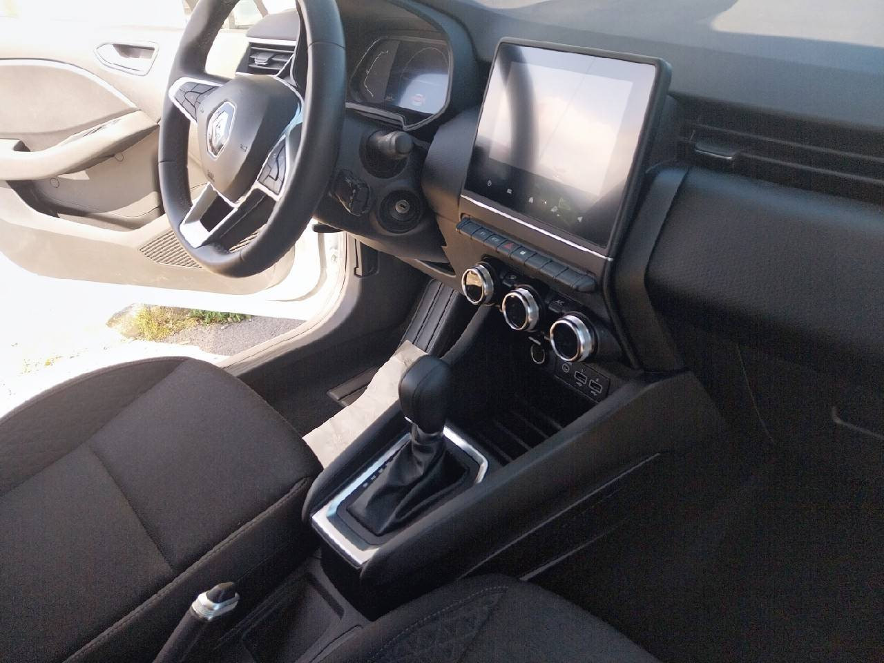 Vente en ligne Renault Clio 5 Clio E-Tech 140 - 21N au prix de 15 990 €