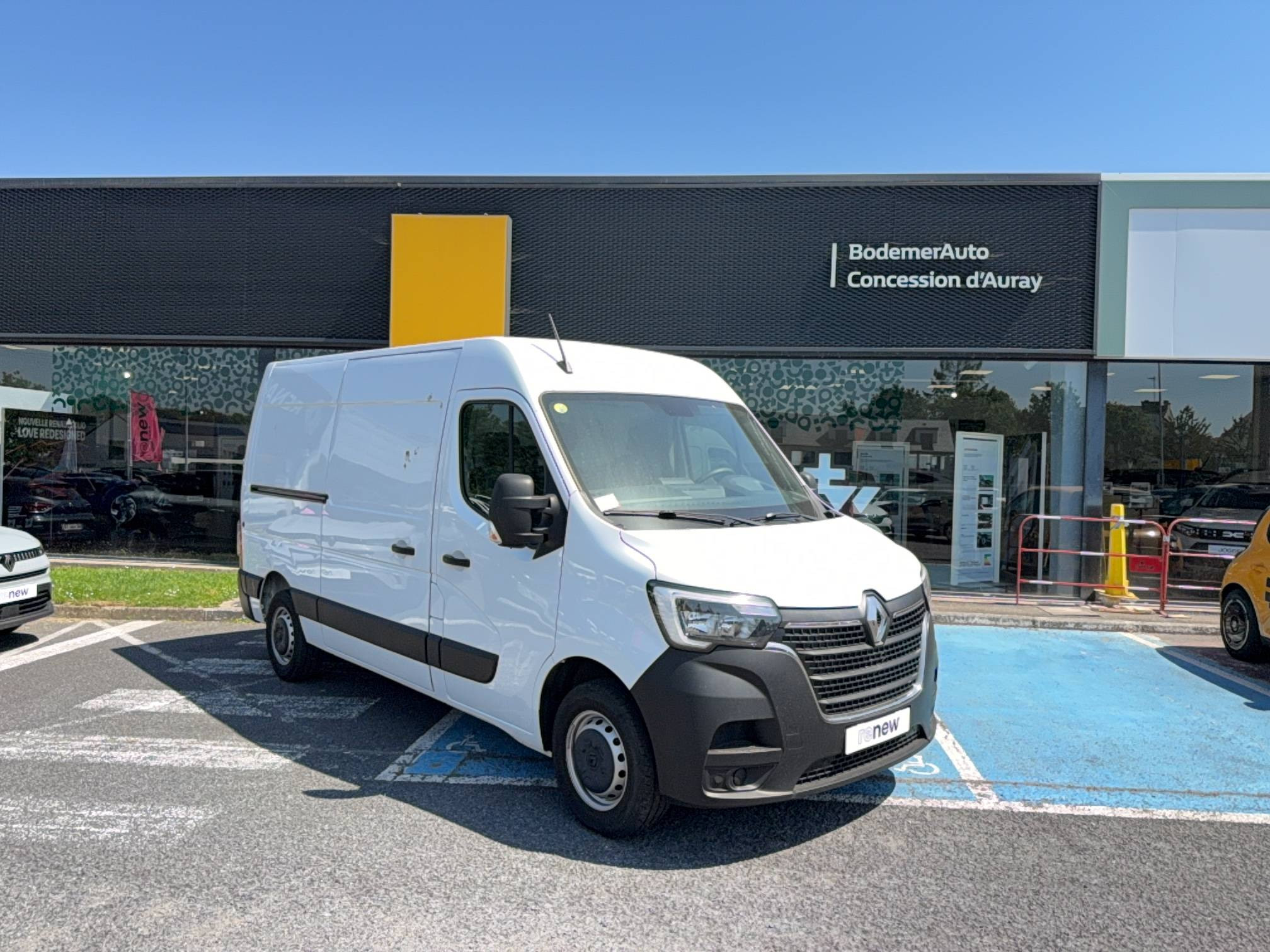 Vente en ligne Renault Master Fourgon MASTER FGN TRAC F3500 L2H2 BLUE DCI 135 au prix de 26 790 €