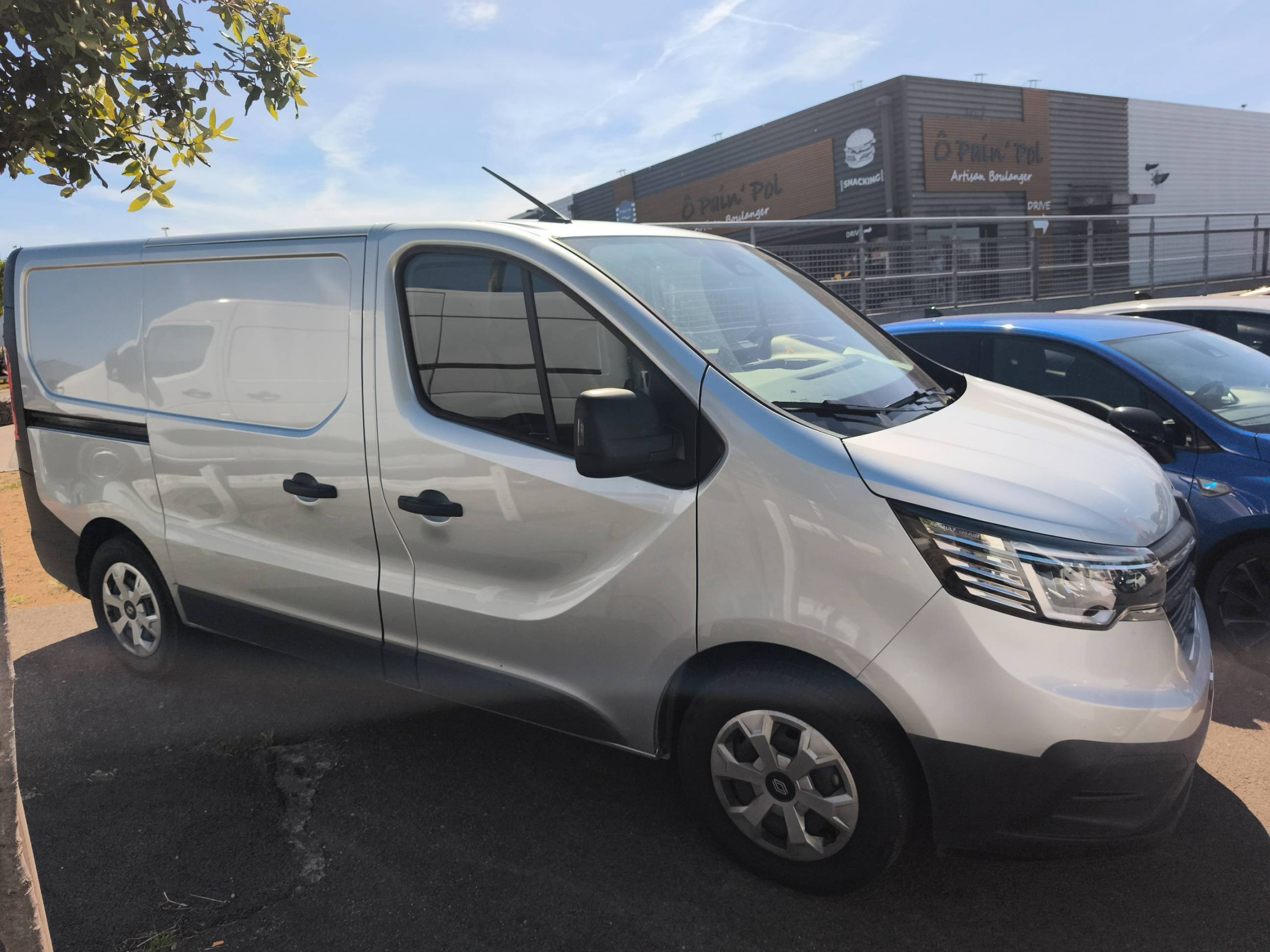 Vente en ligne Renault Trafic 3 Fourgon TRAFIC FG BLUE DCI 170 L1H1 2T8 AUTO au prix de 34 490 €
