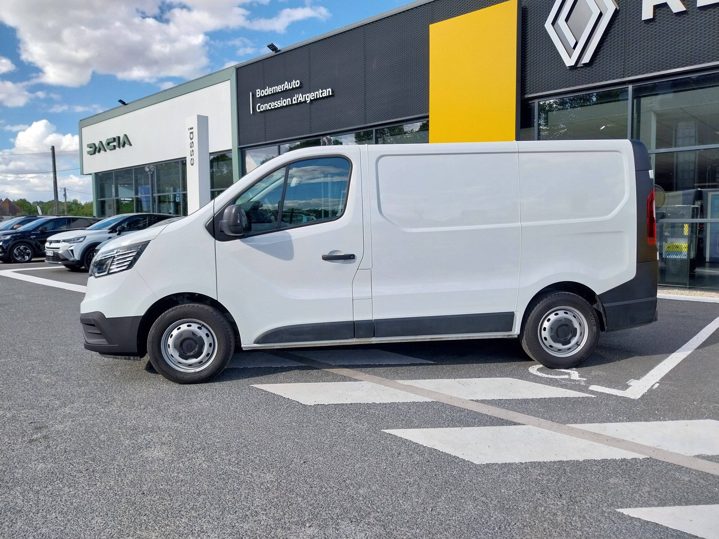Vente en ligne Renault Trafic 3 Fourgon TRAFIC FG BLUE DCI 130 L1H1 3T GSR2 au prix de 22 990 €