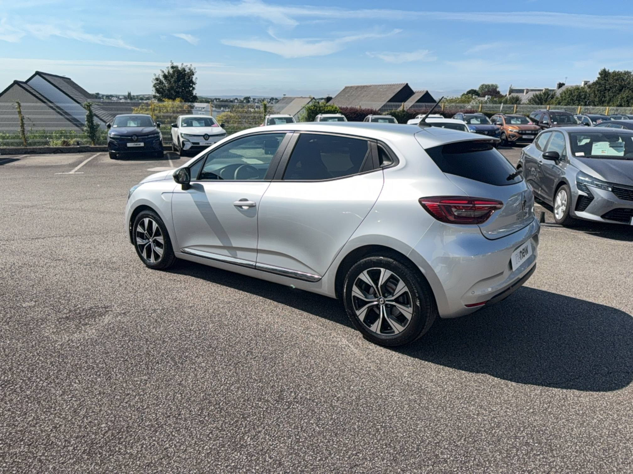 Vente en ligne Renault Clio 5 Clio E-Tech full hybrid 145 au prix de 17 990 €