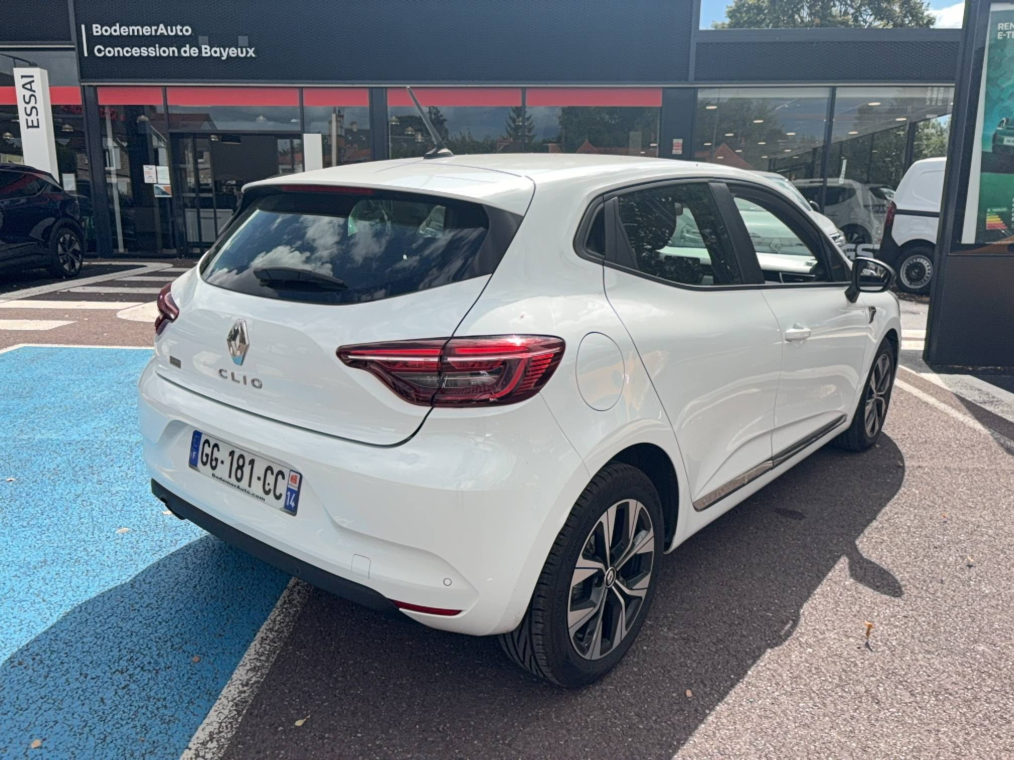 Vente en ligne Renault Clio 5 Clio TCe 90 - 21N au prix de 12 990 €