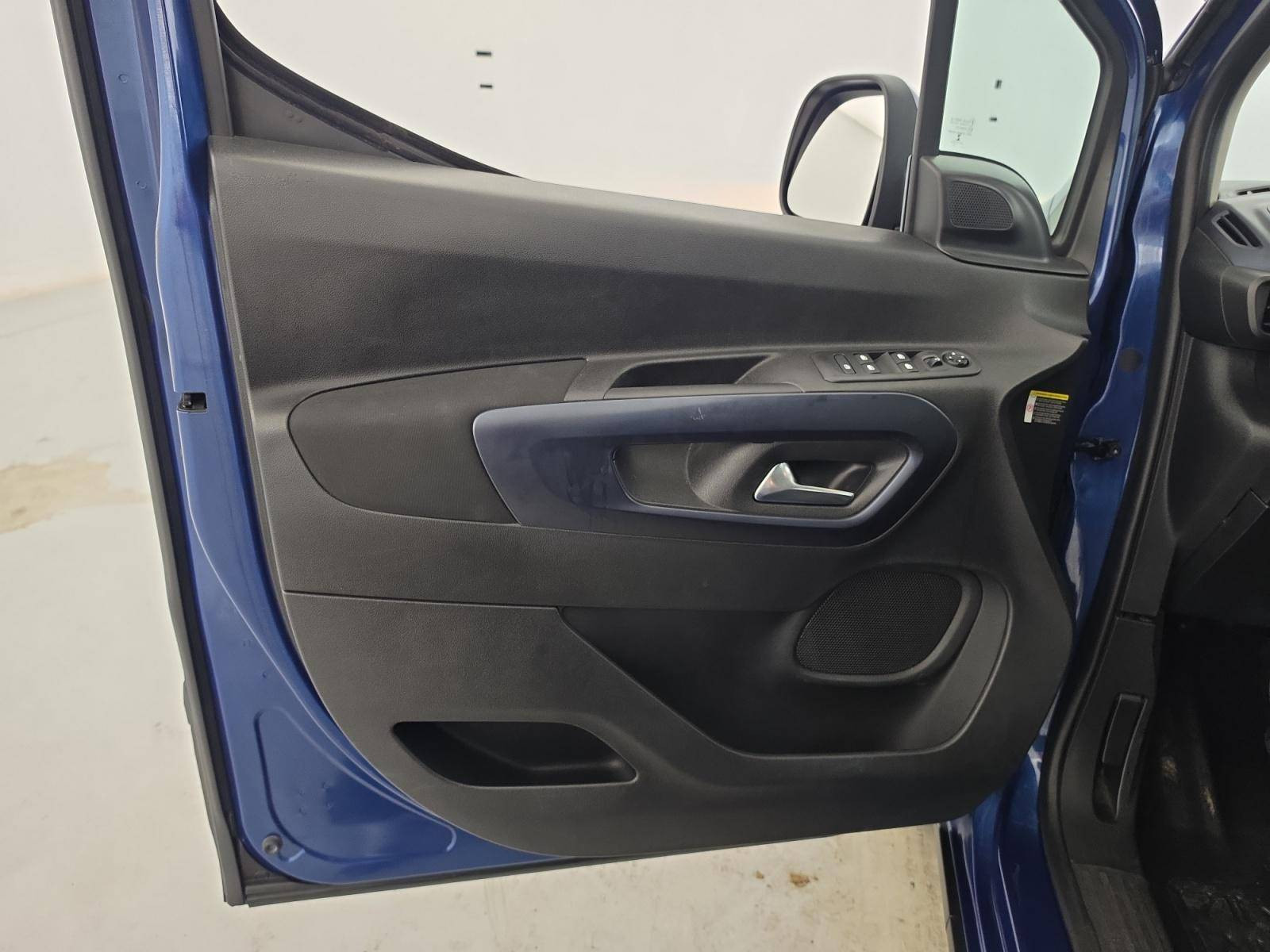 Vente en ligne Peugeot Rifter  Standard PureTech 110 S&S BVM6 au prix de 16 991 €
