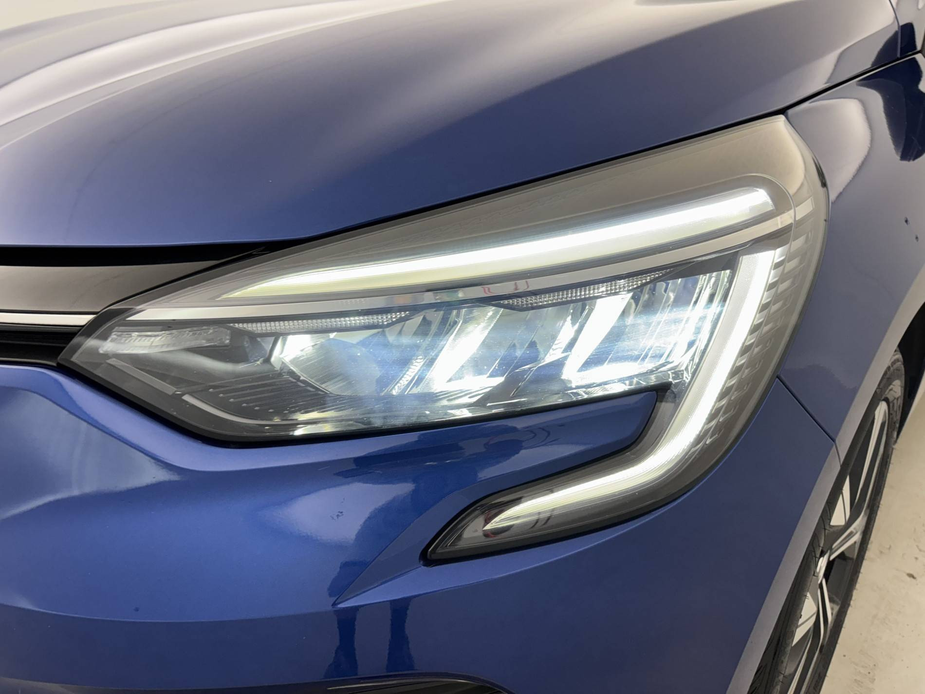 Vente en ligne Renault Clio 5 Clio E-Tech 140 - 21N au prix de 15 990 €