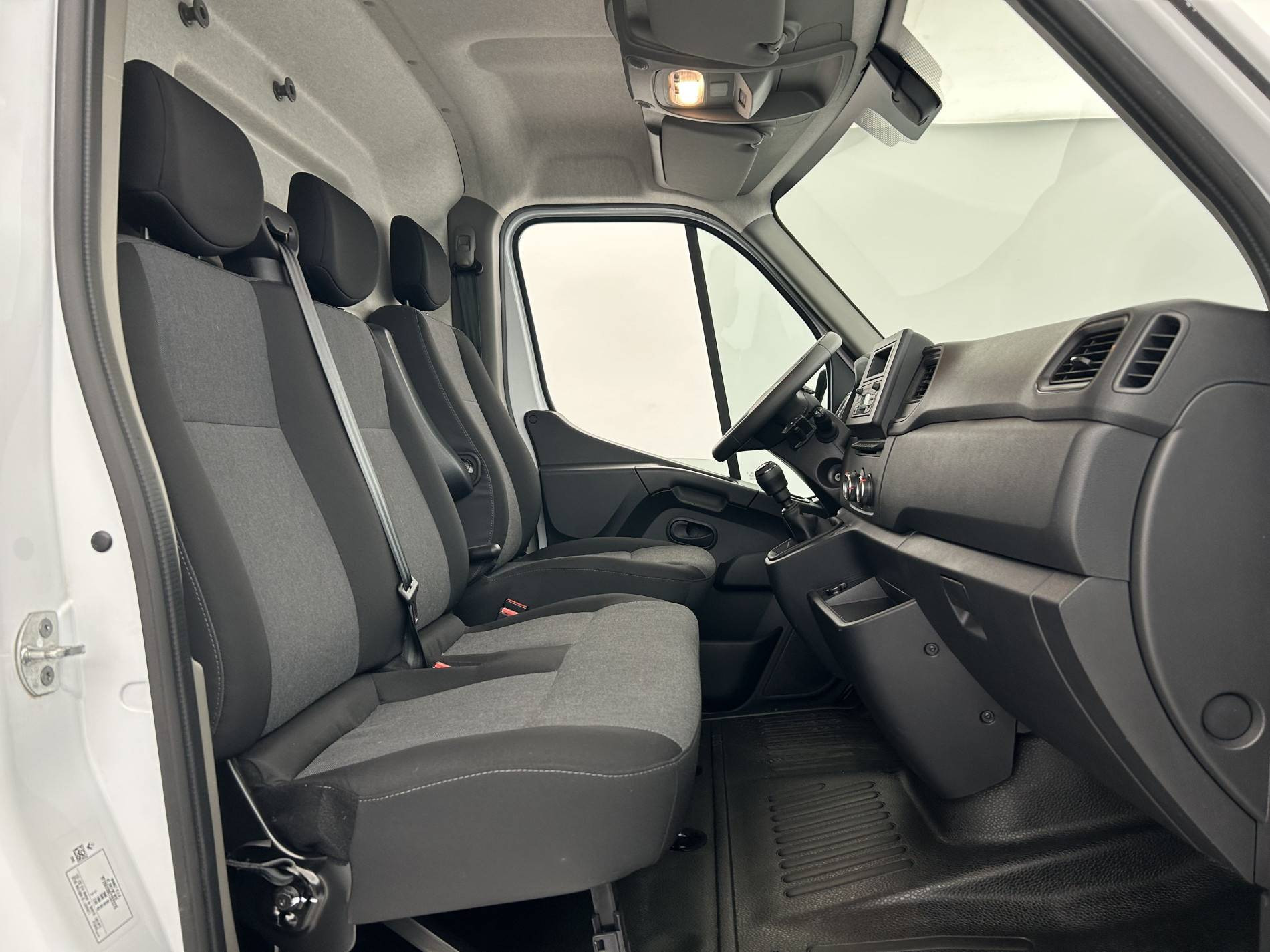 Vente en ligne Renault Master Fourgon MASTER FGN TRAC F3500 L3H3 BLUE DCI 135 au prix de 28 790 €