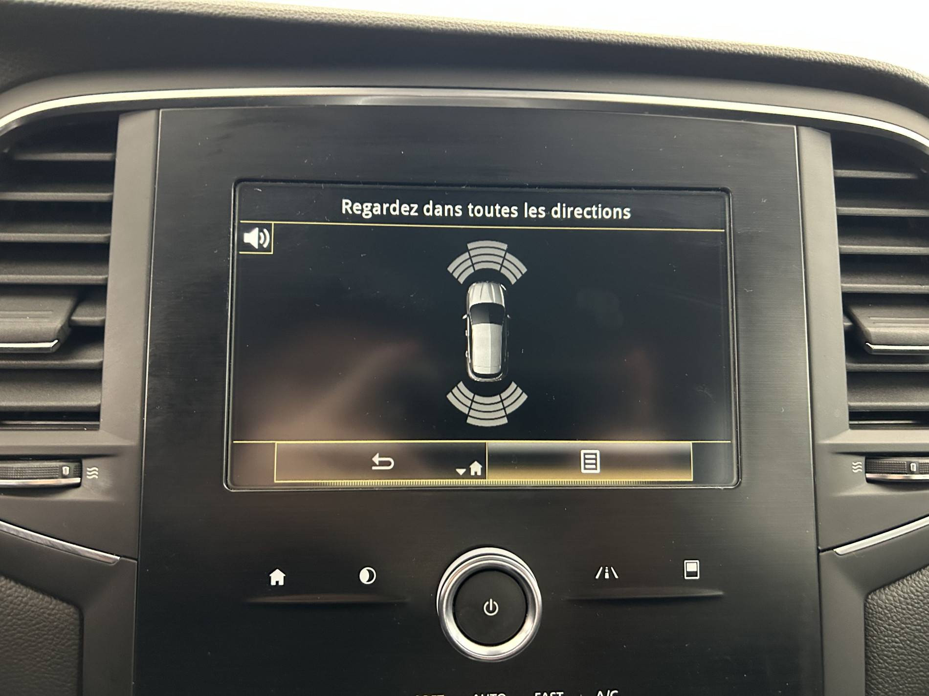 Vente en ligne Renault Megane 4 Mégane IV Berline Blue dCi 115 EDC au prix de 14 790 €