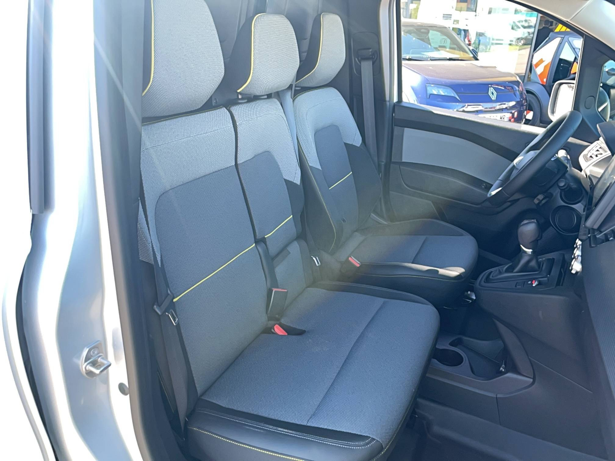 Vente en ligne Renault Kangoo Van E-Tech  FG TOLE L1 AC22/DC80 GSR2 au prix de 29 991 €