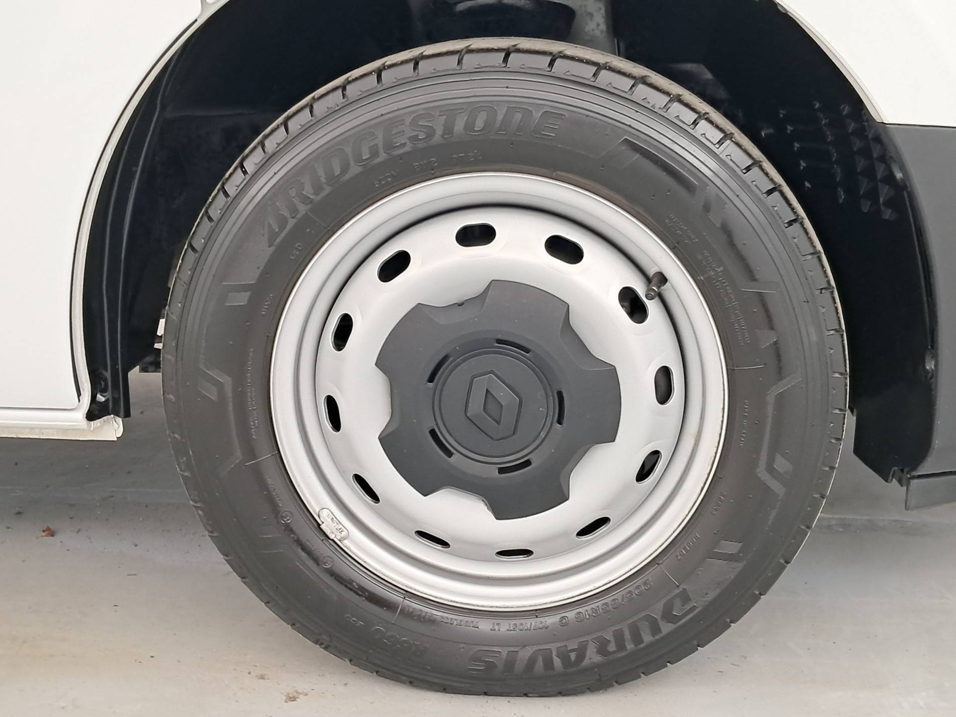 Vente en ligne Renault Trafic 3 Fourgon TRAFIC FG BLUE DCI 130 L1H1 3T GSR2 au prix de 24 590 €