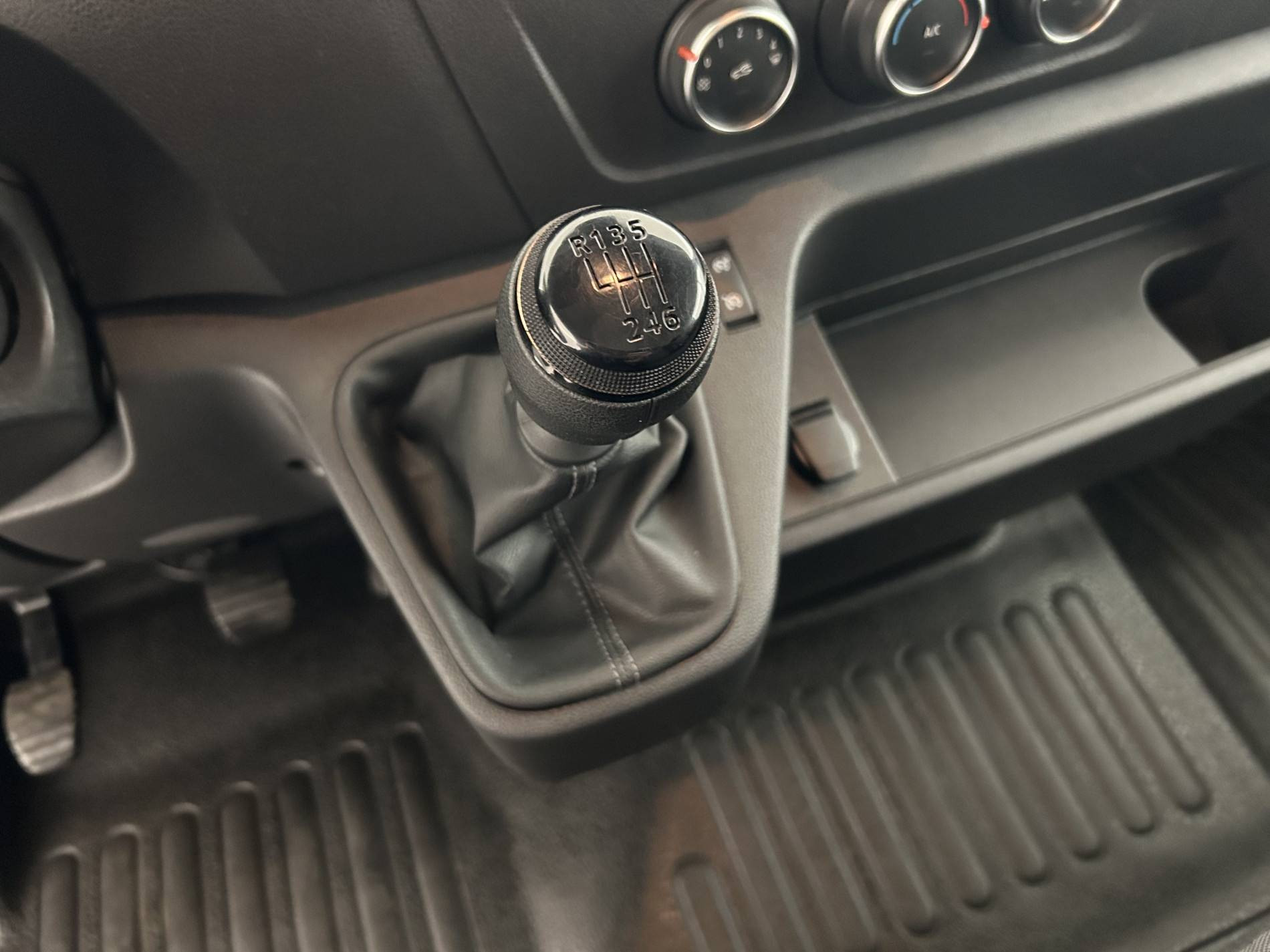 Vente en ligne Renault Master Fourgon MASTER FGN TRAC F3500 L2H2 BLUE DCI 135 au prix de 24 990 €