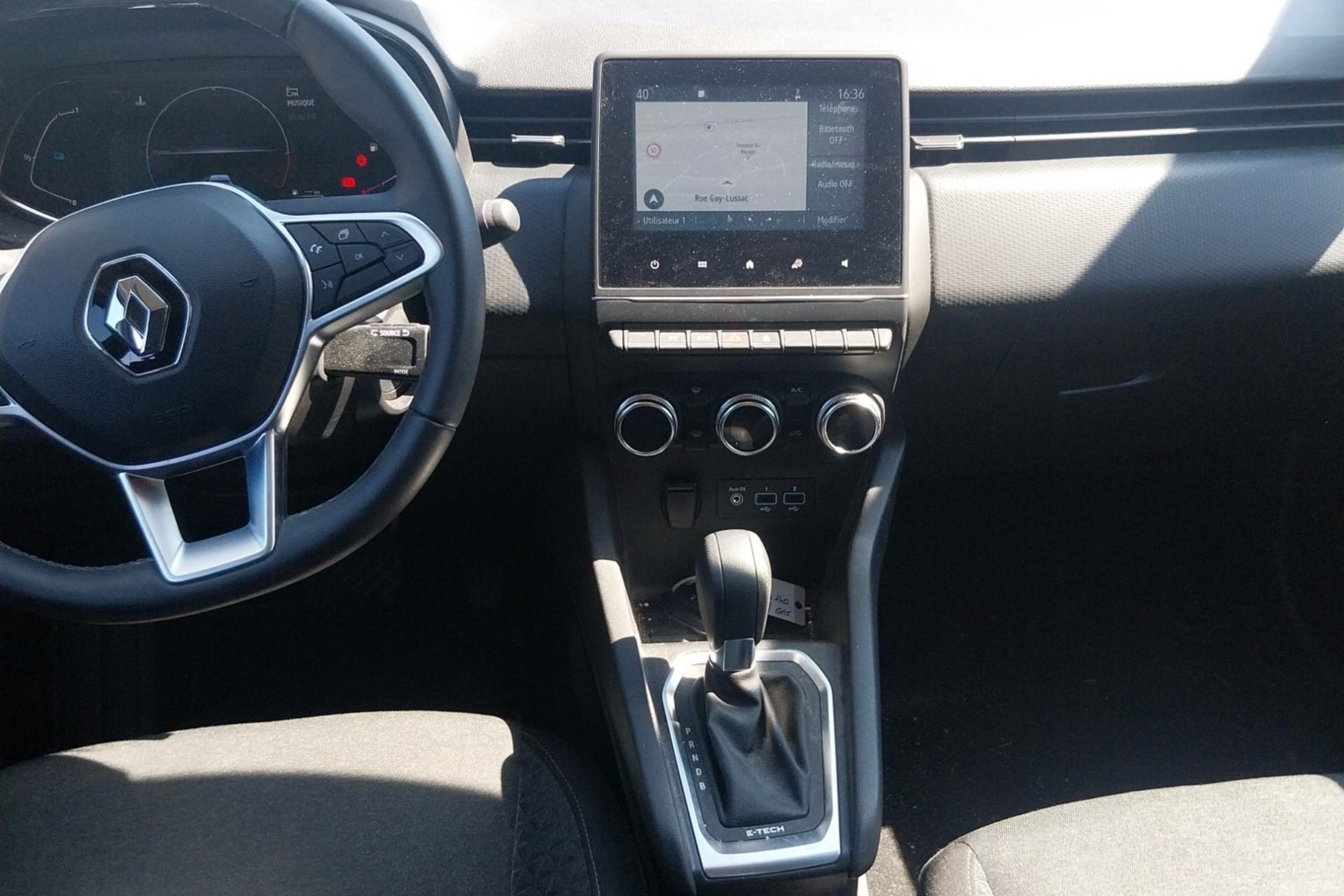Vente en ligne Renault Clio 5 Clio E-Tech 140 - 21N au prix de 16 490 €