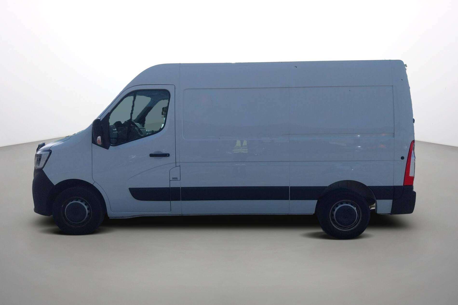 Vente en ligne Renault Master Fourgon MASTER FGN TRAC F3500 L2H2 BLUE DCI 135 au prix de 23 990 €