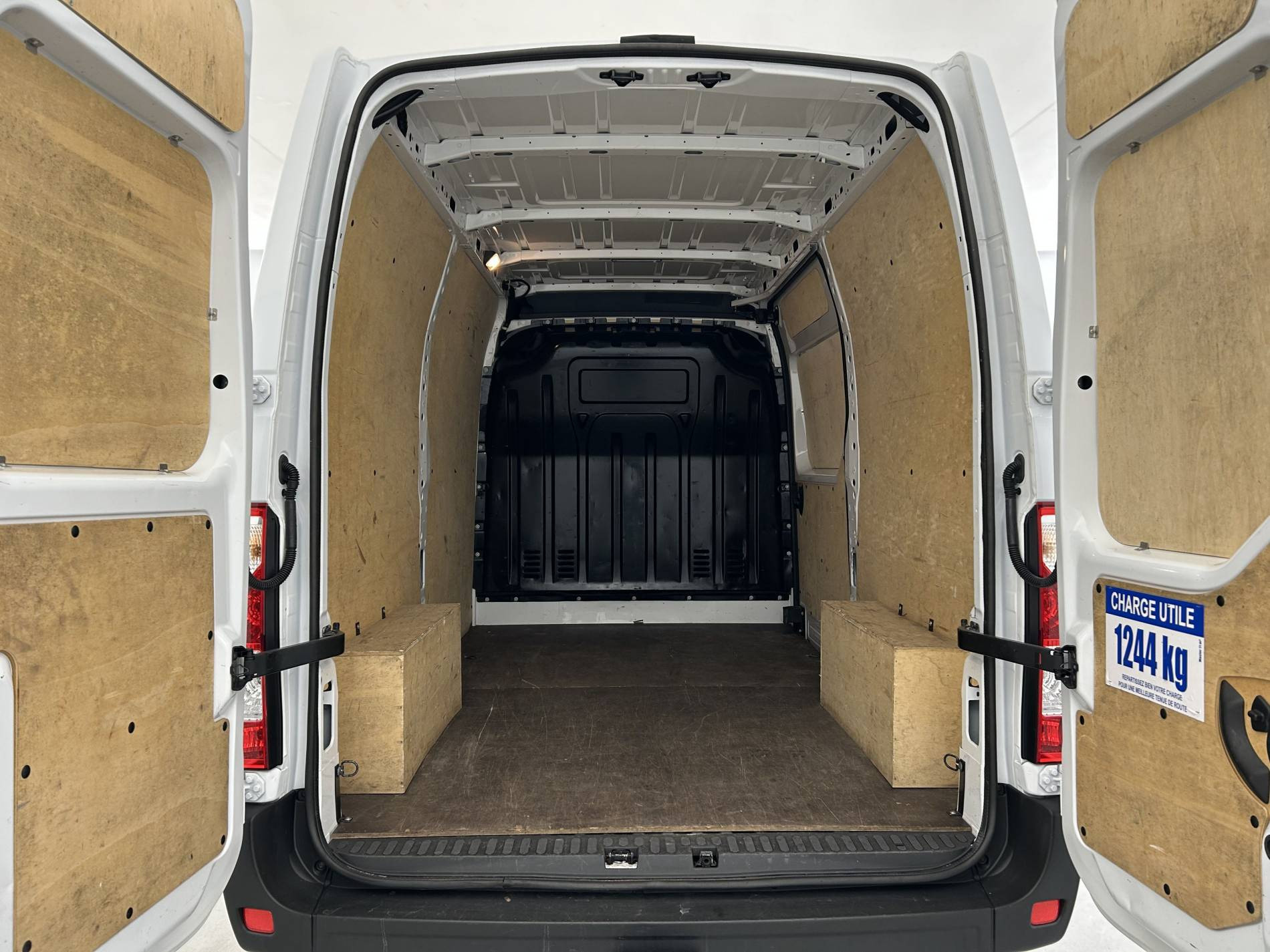 Vente en ligne Renault Master Fourgon MASTER FGN TRAC F3500 L2H2 BLUE DCI 135 au prix de 26 990 €