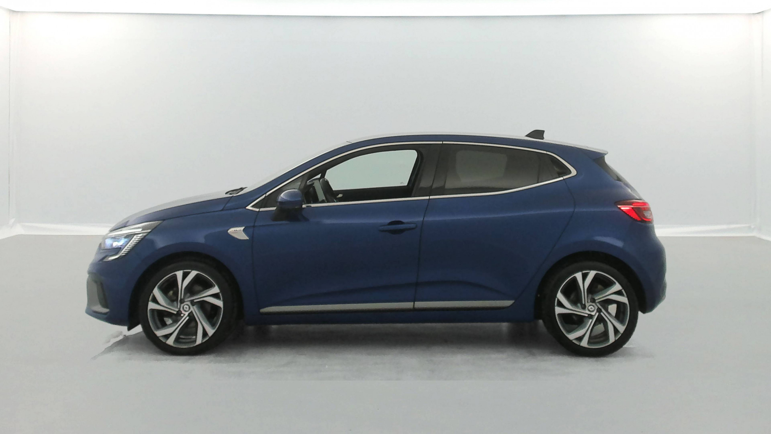Vente en ligne Renault Clio 5 Clio E-Tech 140 - 21N au prix de 17 790 €