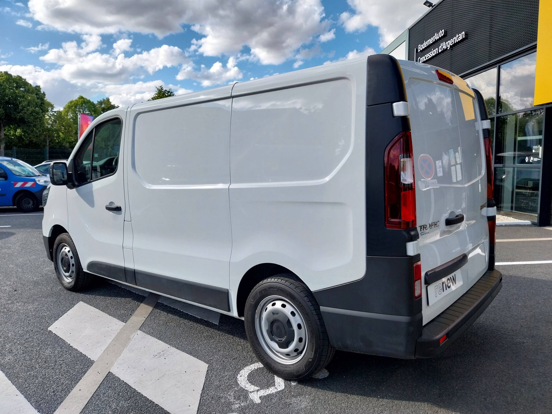 Vente en ligne Renault Trafic 3 Fourgon TRAFIC FG BLUE DCI 130 L1H1 3T GSR2 au prix de 22 990 €