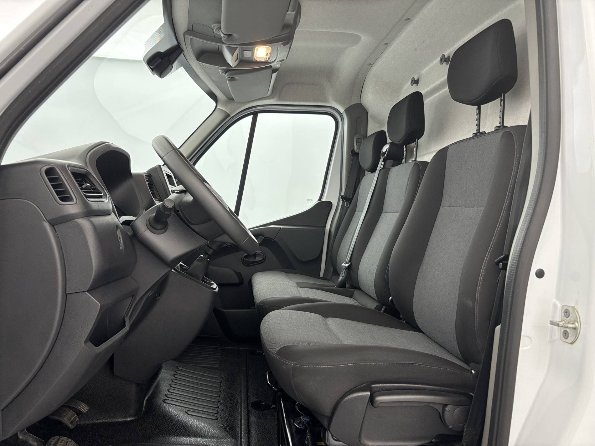 Vente en ligne Renault Master Fourgon MASTER FGN TRAC F3500 L3H3 BLUE DCI 135 au prix de 25 990 €