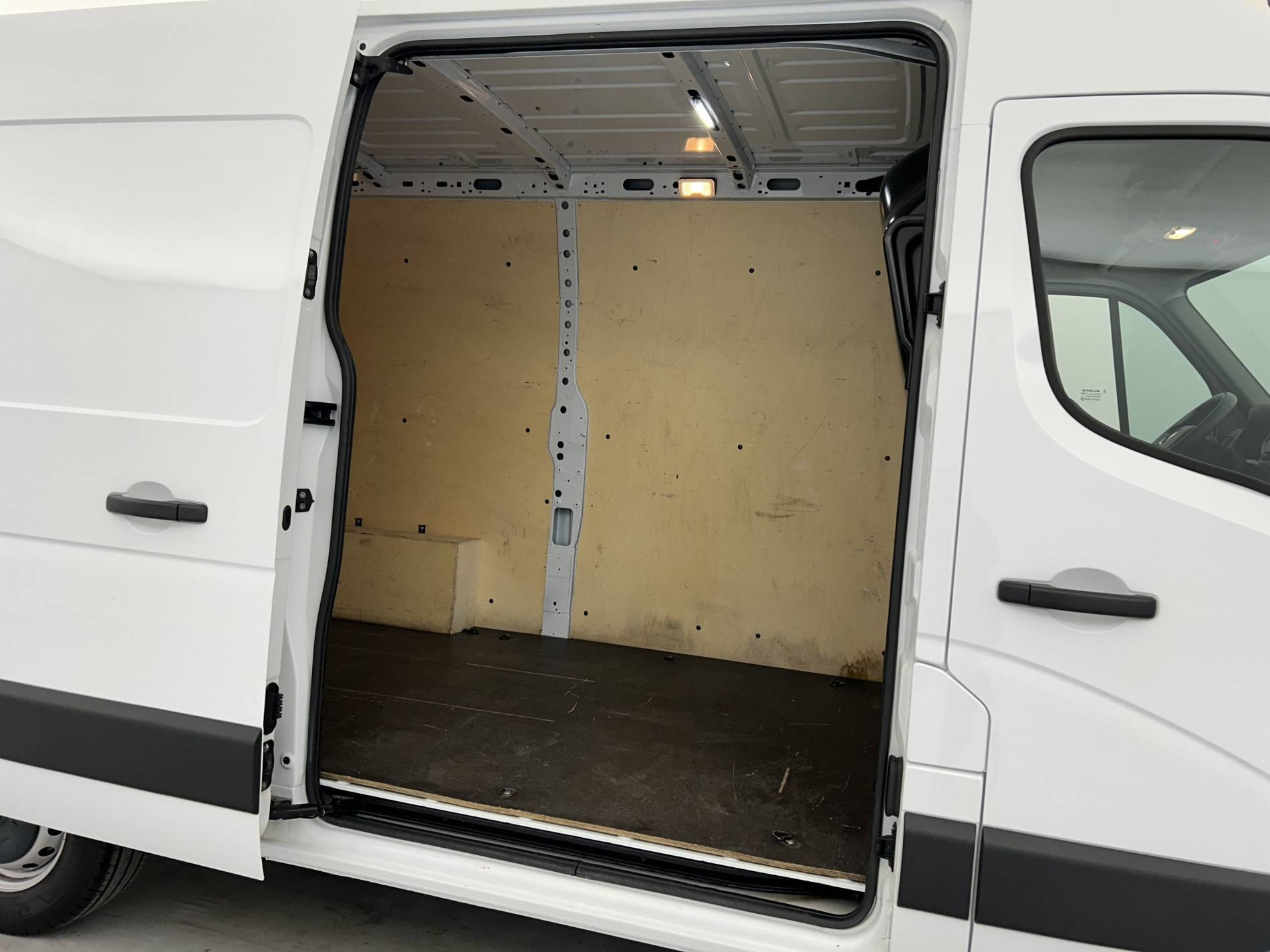 Vente en ligne Renault Master Fourgon MASTER FGN TRAC F3500 L2H2 BLUE DCI 135 au prix de 23 790 €