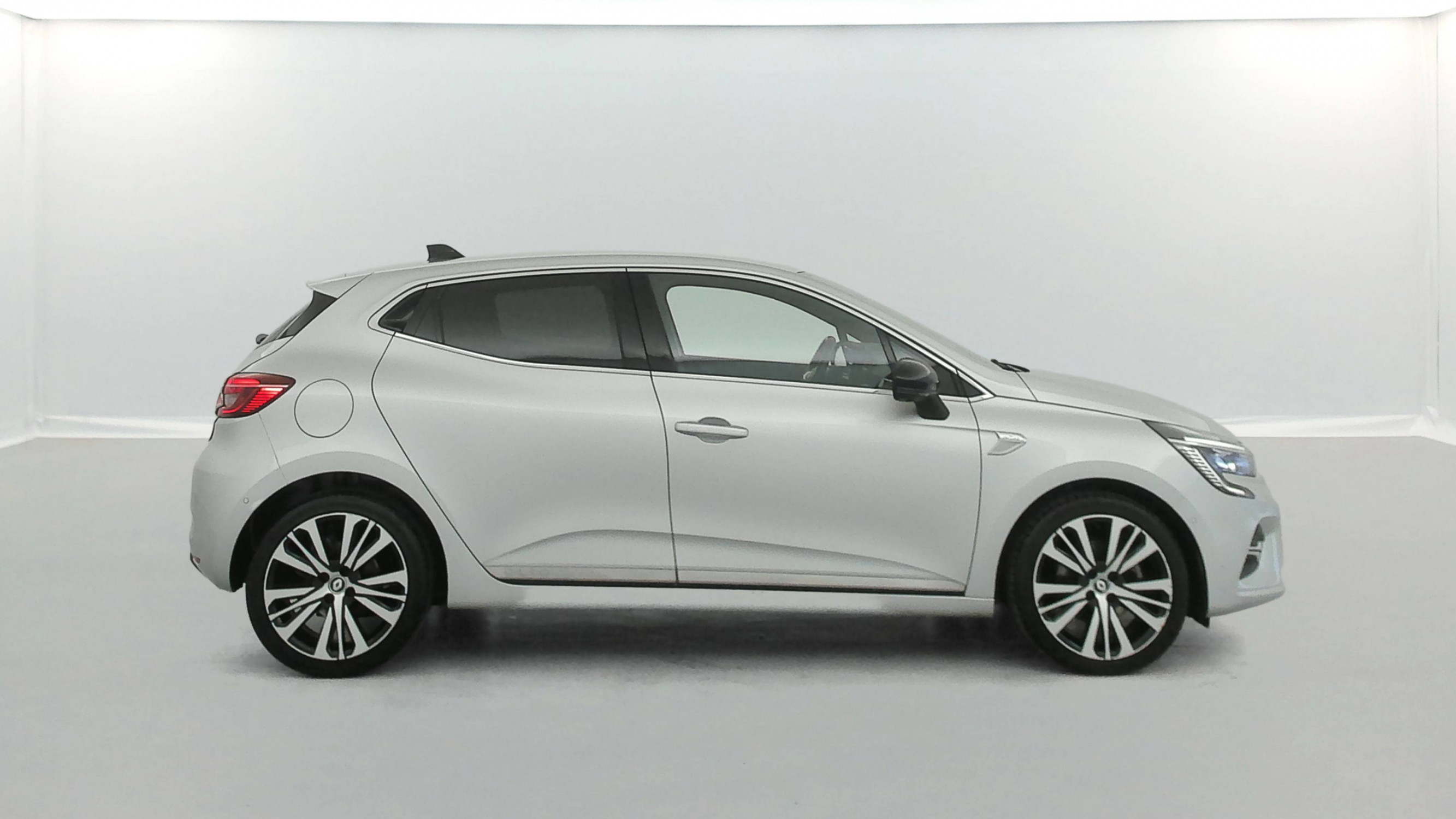 Vente en ligne Renault Clio 5 Clio TCe 140 - 21N au prix de 17 790 €