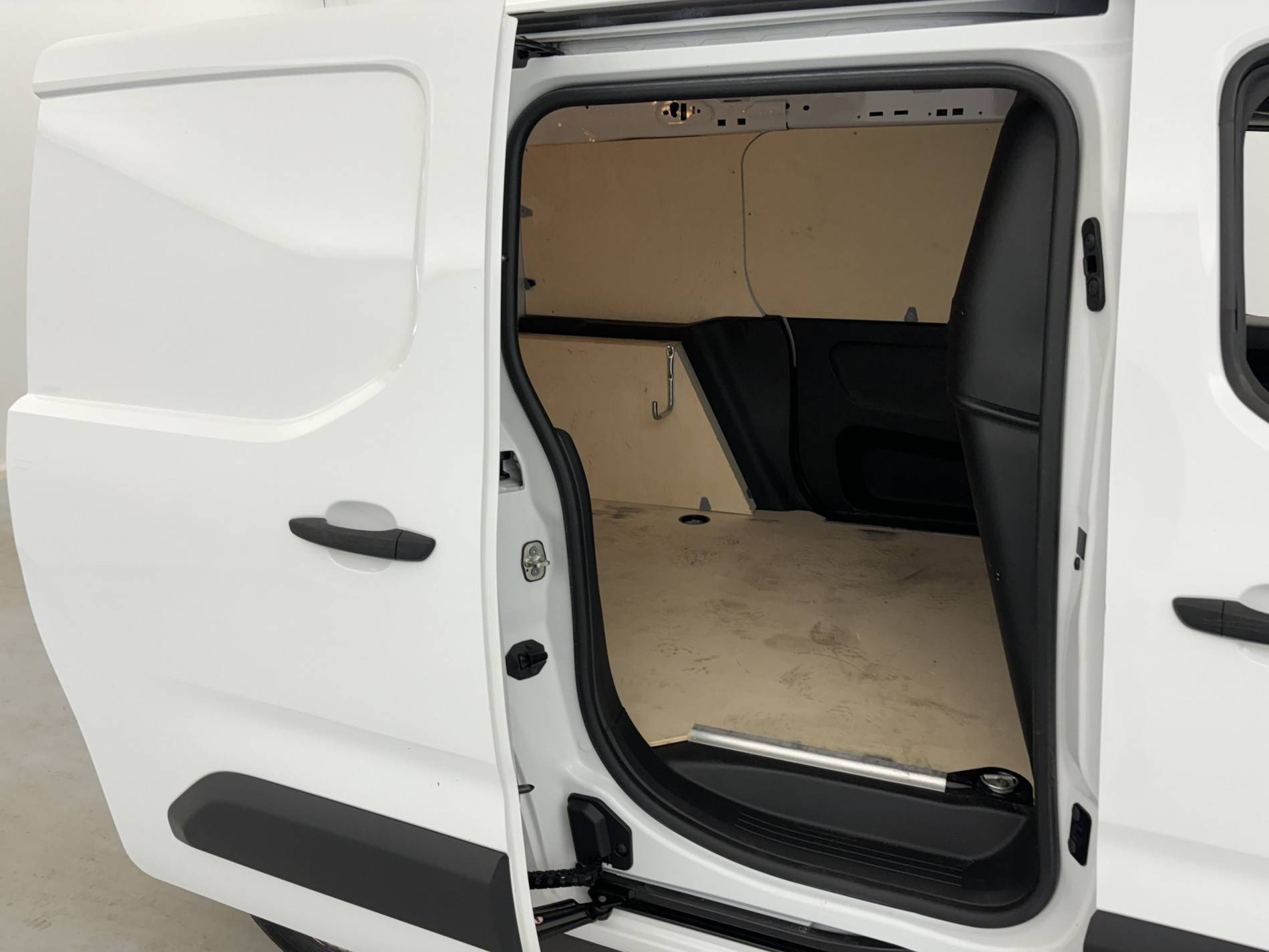 Vente en ligne Peugeot Partner Fourgon  STANDARD 650 KG BLUEHDI 100 S&S BVM5 au prix de 11 990 €