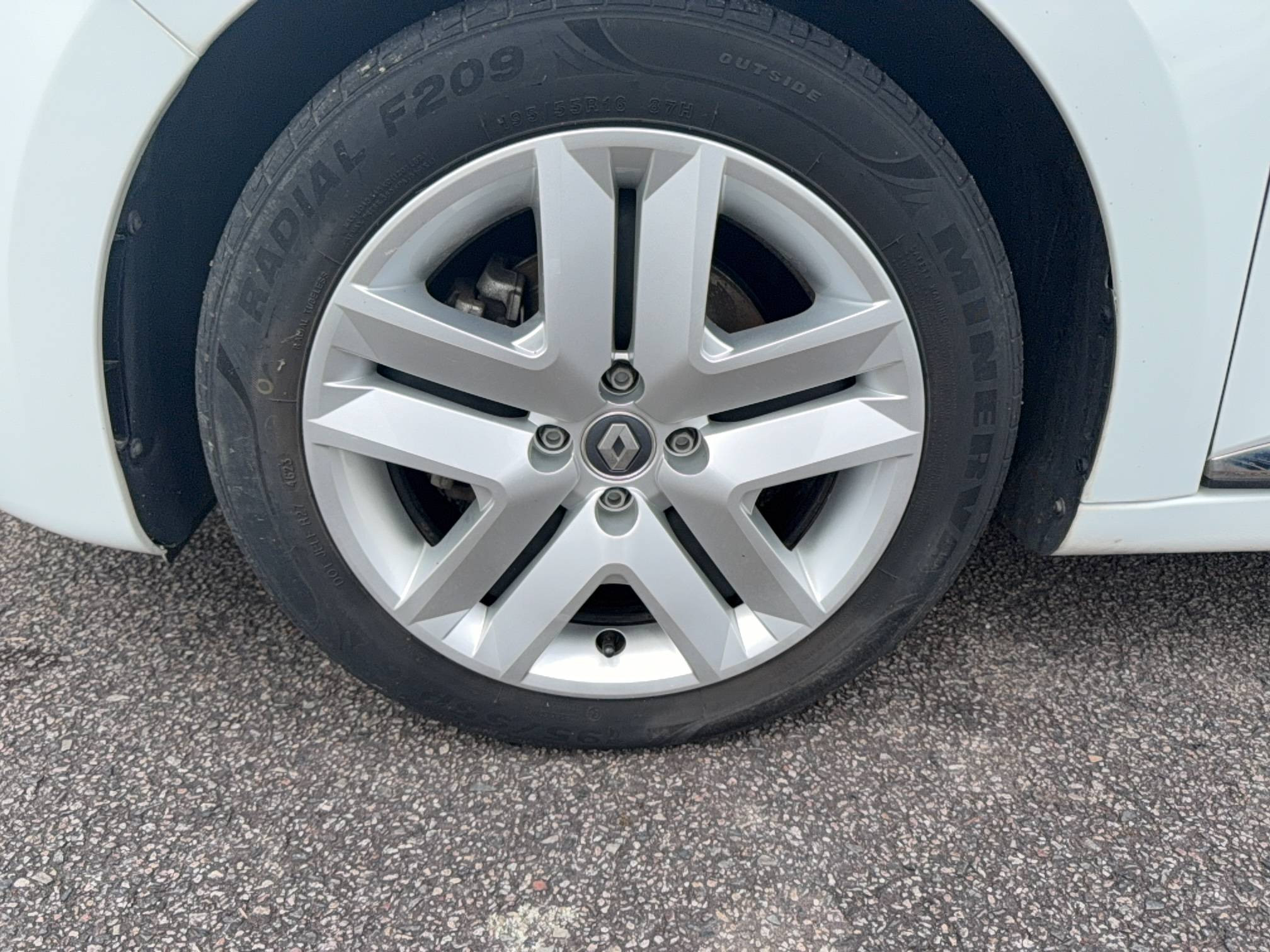 Vente en ligne Renault Clio 5 Clio E-Tech 140 - 21N au prix de 13 290 €