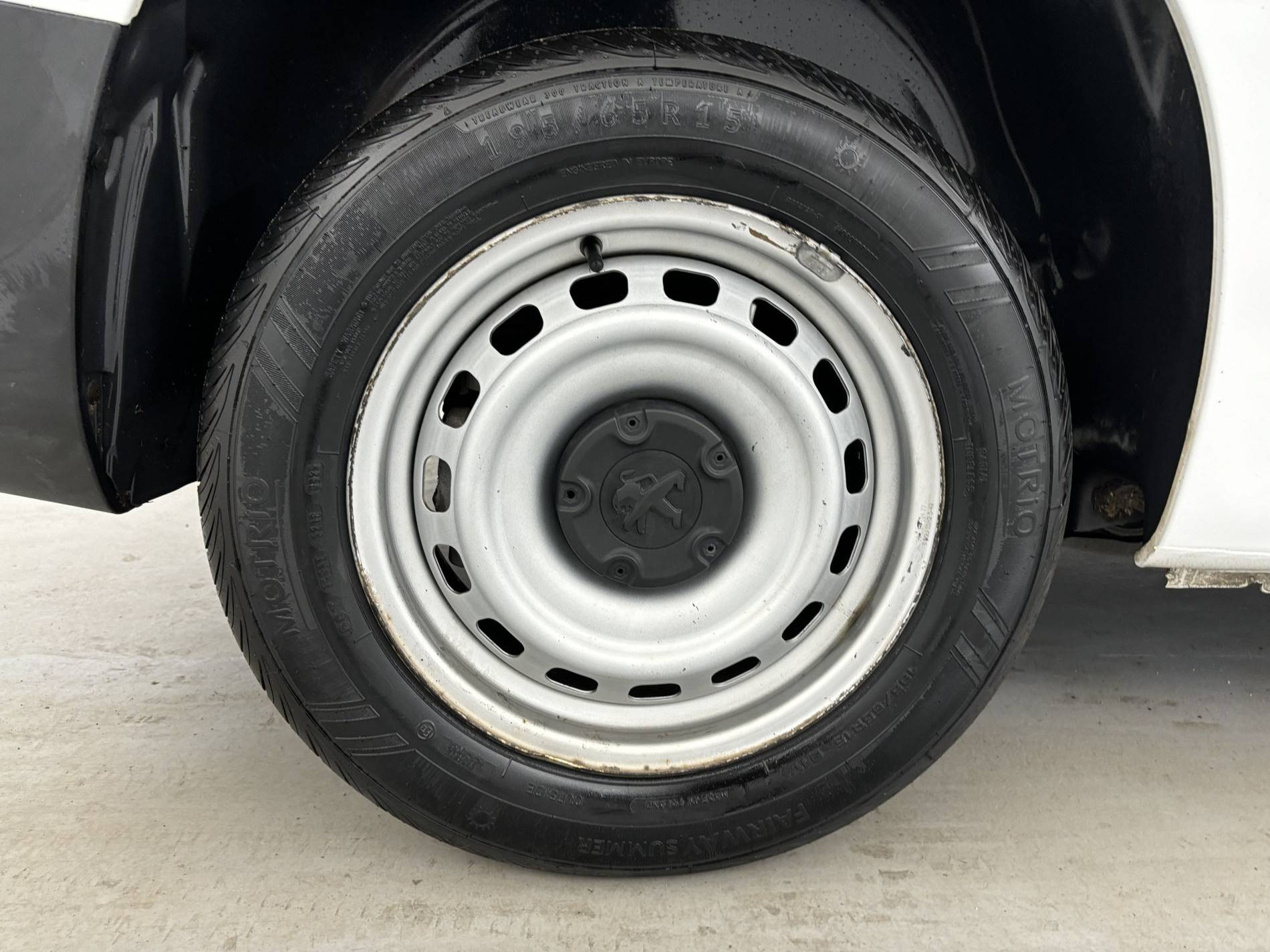 Vente en ligne Peugeot Partner Fourgon  STANDARD 650 KG BLUEHDI 100 S&S BVM5 au prix de 11 990 €