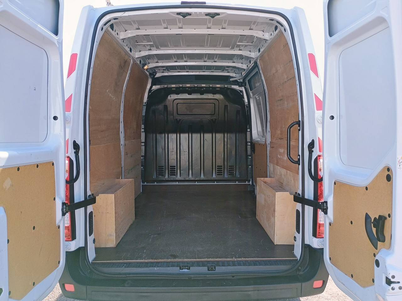 Vente en ligne Renault Master Fourgon MASTER FGN TRAC F3300 L2H2 BLUE DCI 135 au prix de 23 490 €