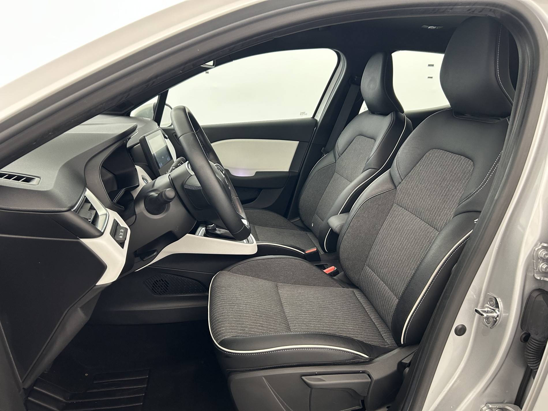Vente en ligne Renault Clio 5 Clio E-Tech 140 - 21N au prix de 16 890 €