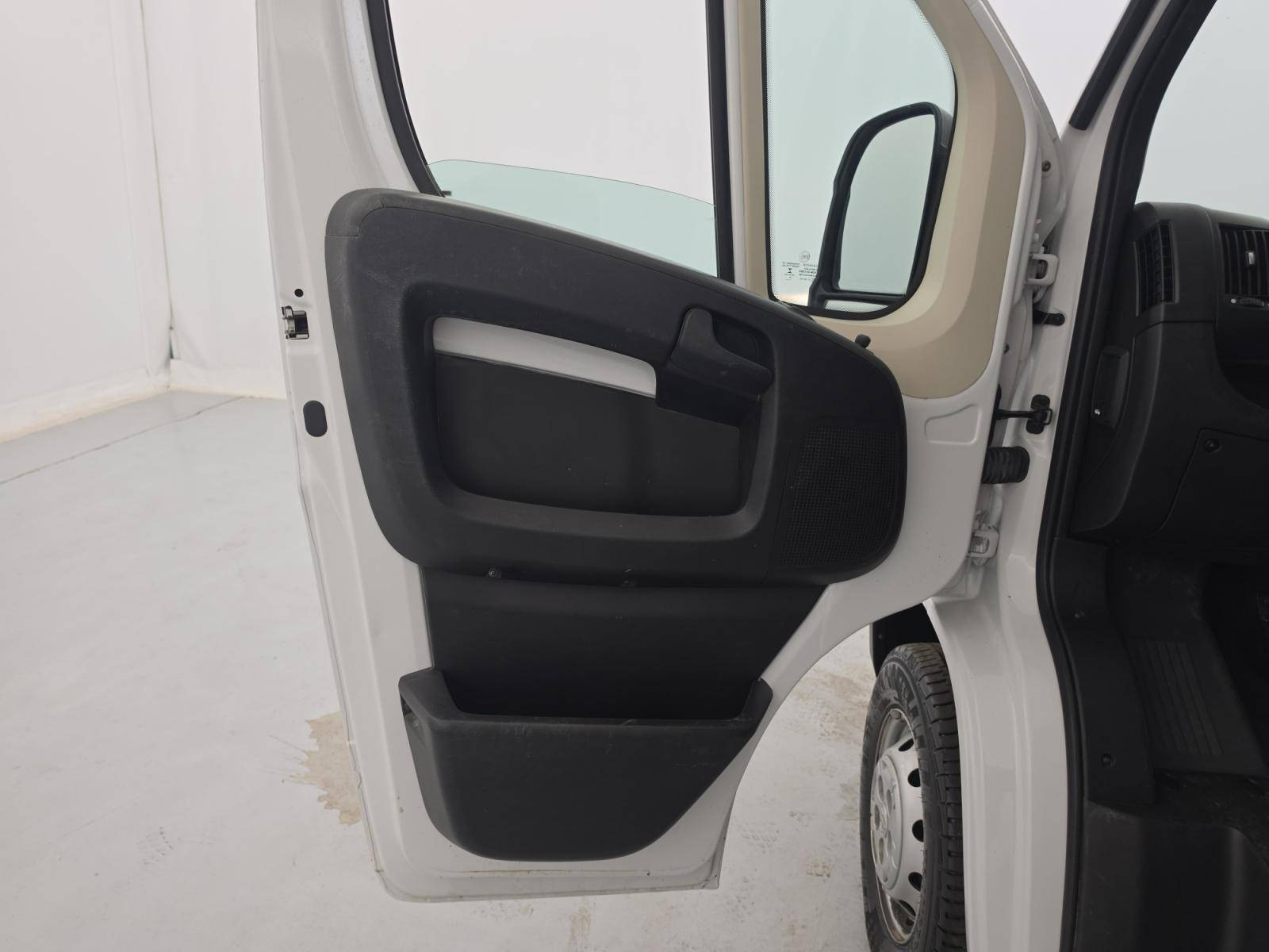 Vente en ligne Peugeot Boxer Fourgon BOXER TOLE 330 L1H1 BLUEHDI 120 S&S au prix de 17 990 €