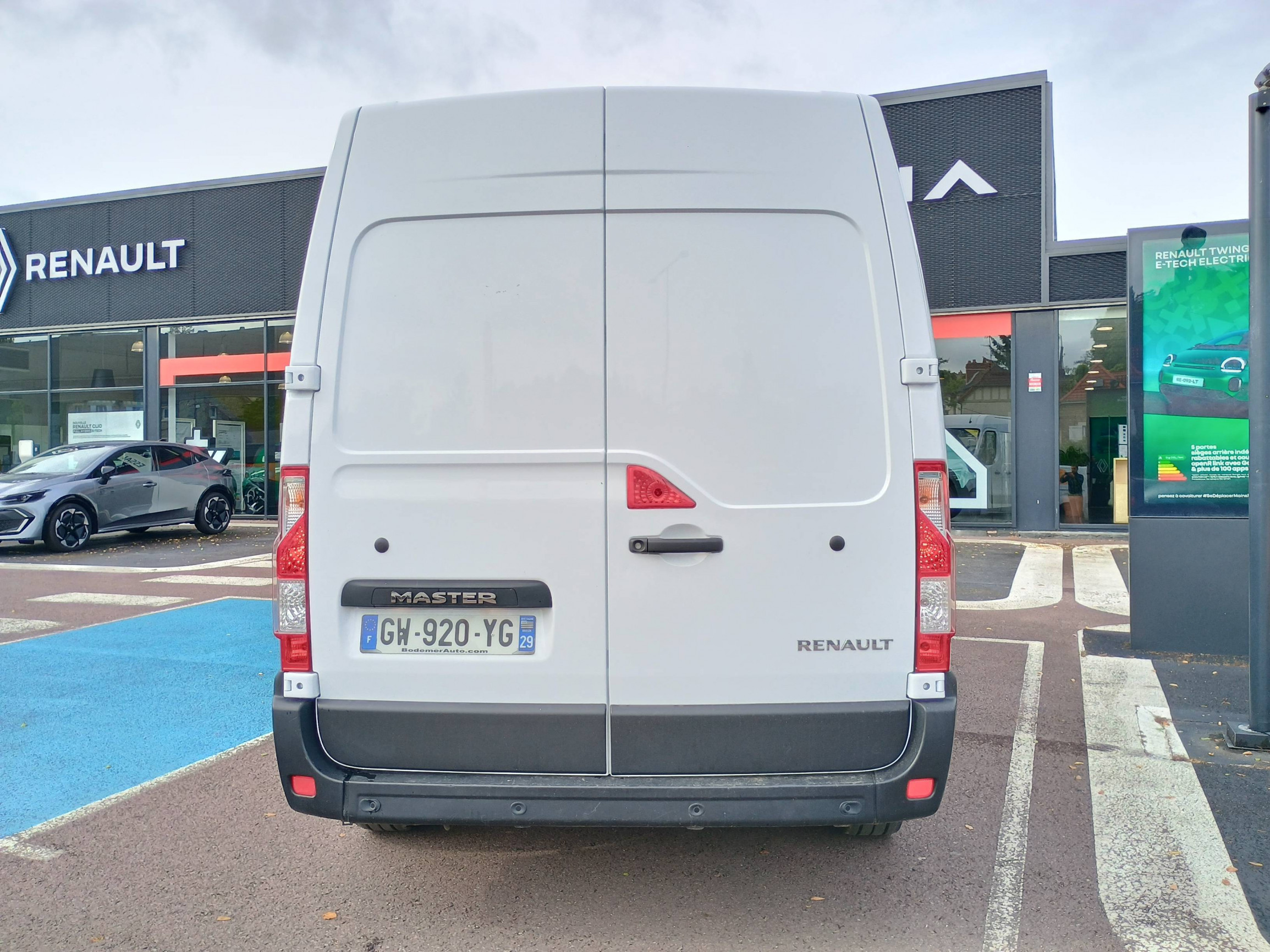 Vente en ligne Renault Master Fourgon MASTER FGN TRAC F3500 L2H2 BLUE DCI 135 au prix de 25 990 €