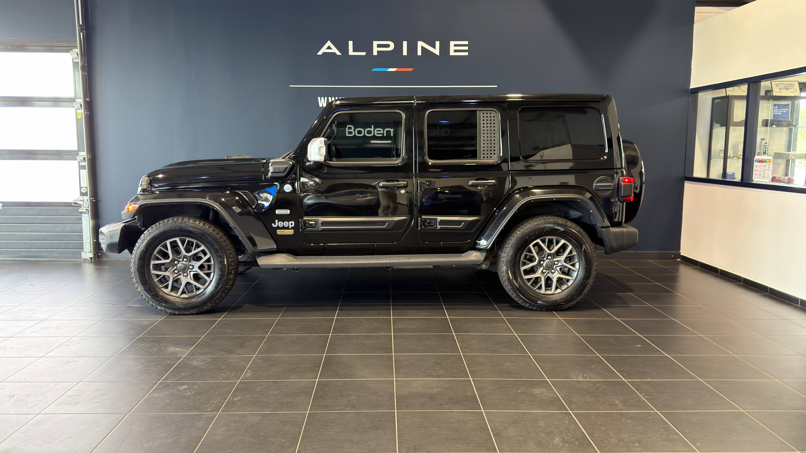 Vente en ligne Jeep Wrangler  Unlimited 4xe 2.0 l T 380 ch PHEV 4x4 BVA8 au prix de 52 990 €
