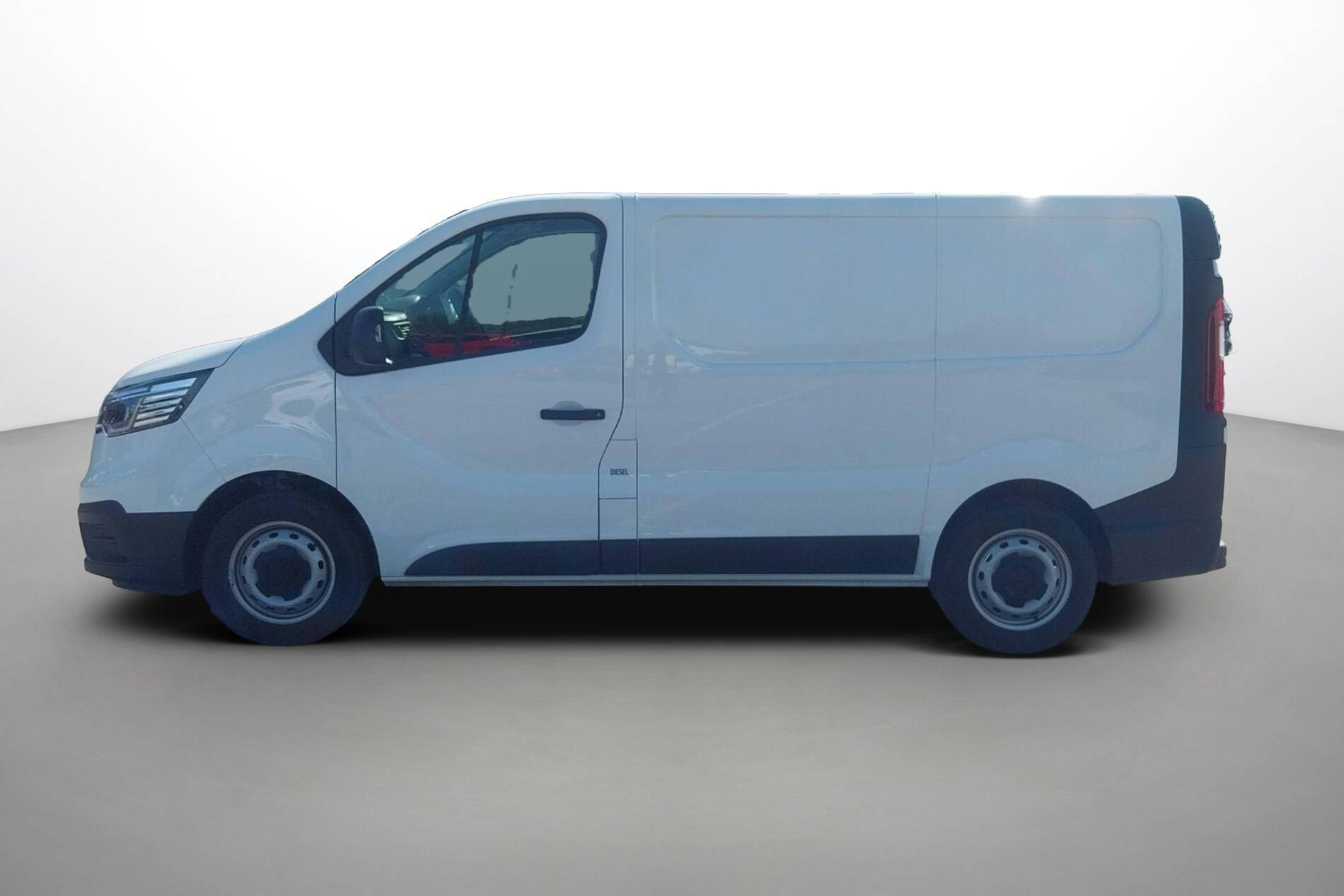 Vente en ligne Renault Trafic 3 Fourgon TRAFIC FG BLUE DCI 150 L1H1 2T8 GSR2 au prix de 23 940 €