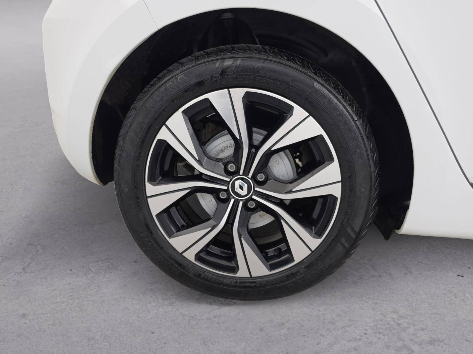 Vente en ligne Renault Clio 5 Clio E-Tech full hybrid 145 au prix de 15 990 €