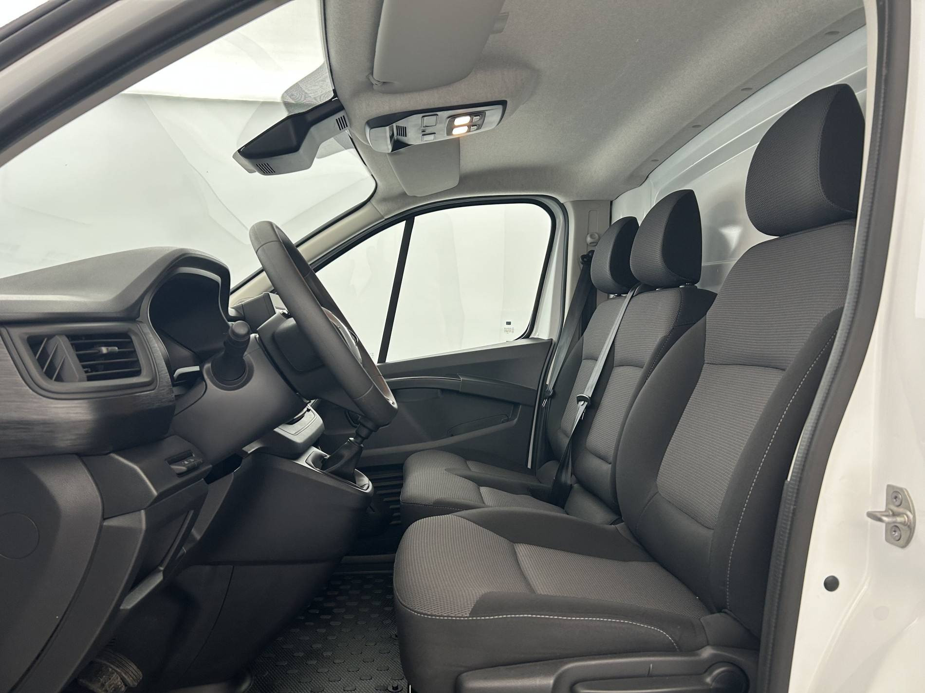 Vente en ligne Renault Trafic 3 Fourgon TRAFIC FG BLUE DCI 130 L1H1 3T GSR2 au prix de 23 990 €