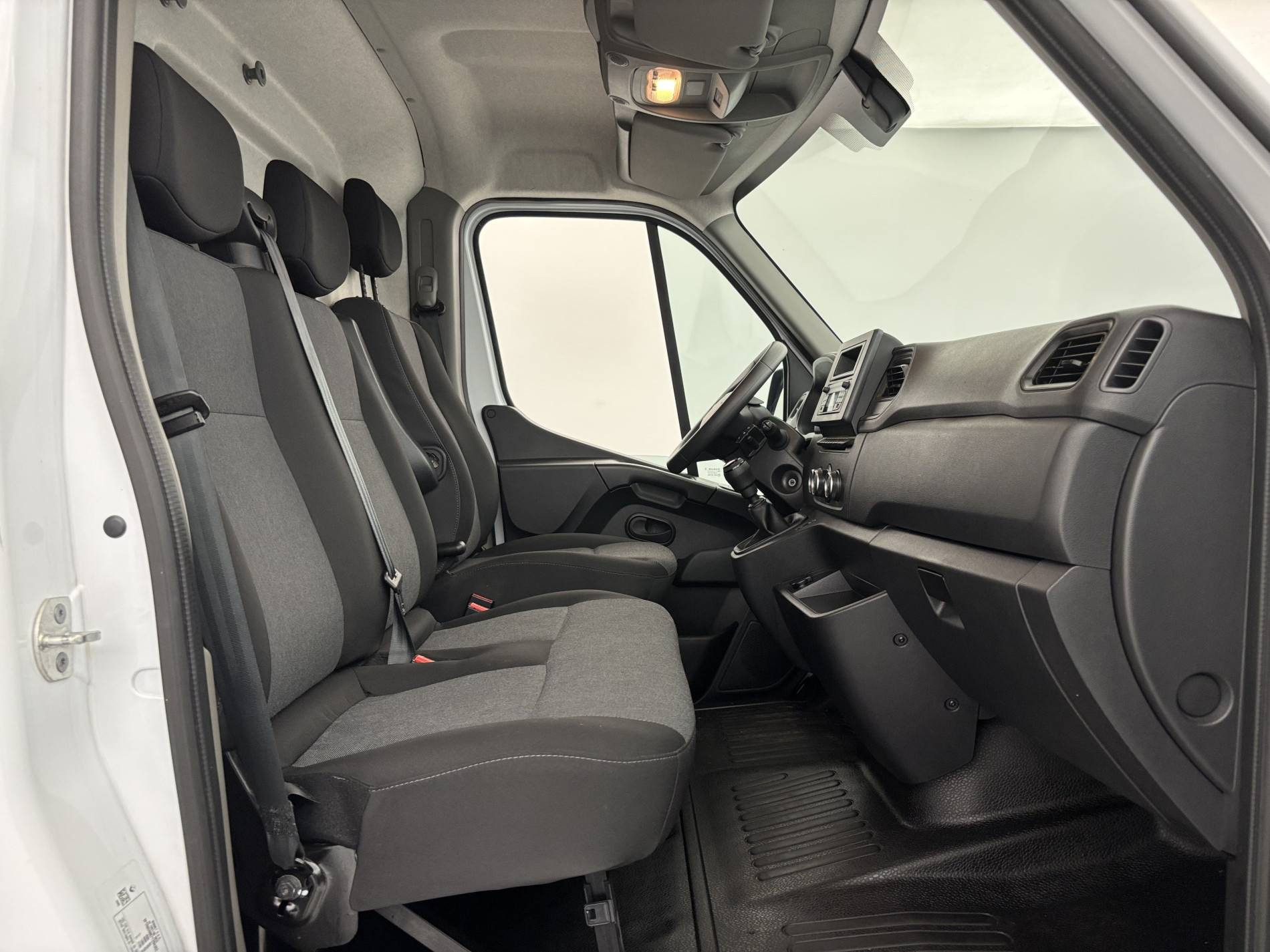 Vente en ligne Renault Master Fourgon MASTER FGN TRAC F3500 L2H2 BLUE DCI 135 au prix de 21 990 €